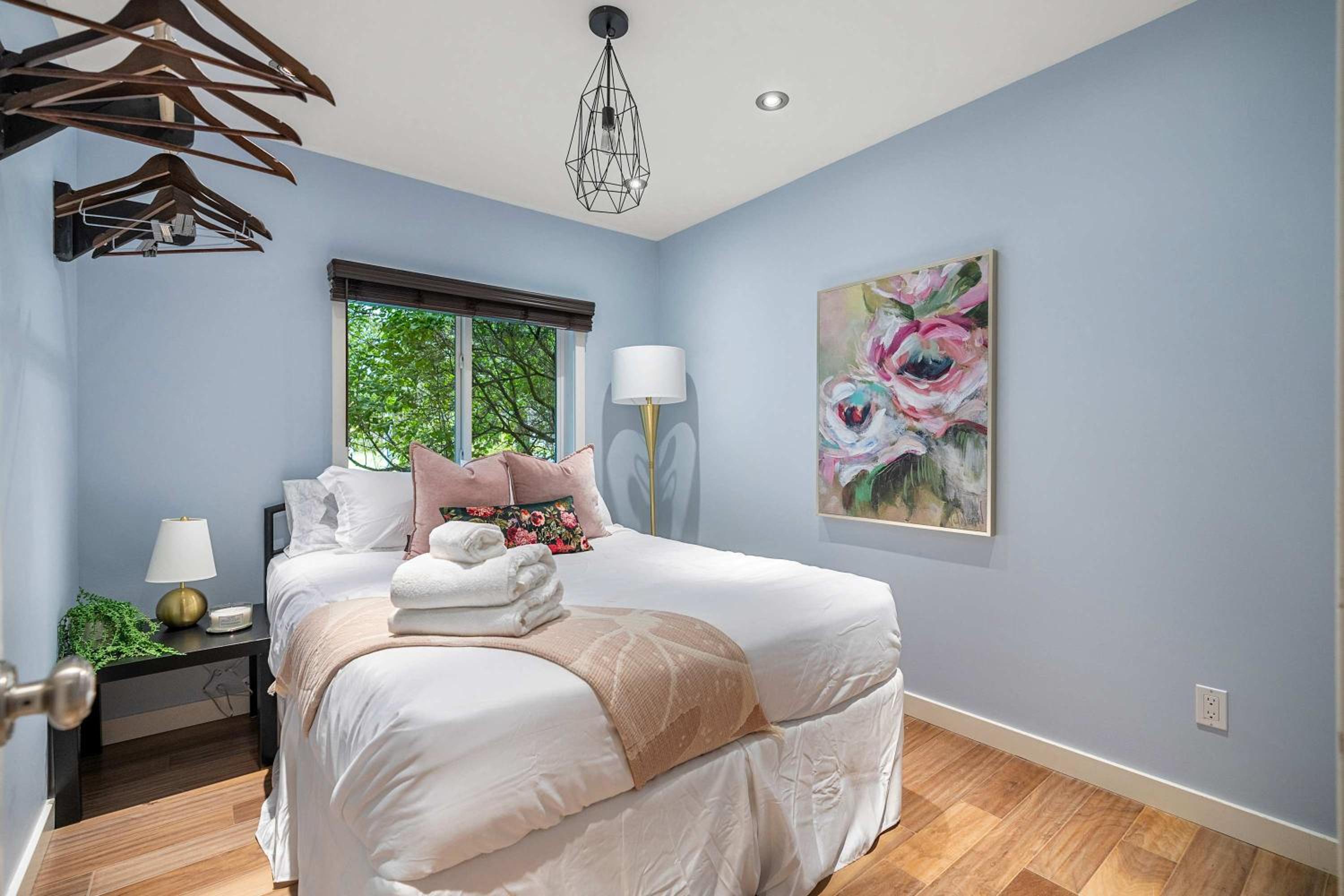 BOOK NOW, SAVE 30 PERCENT! NEW! 3BR Near Downtown, University, Airport, & Golf! FREE Banff Pass, Wine, Parking!