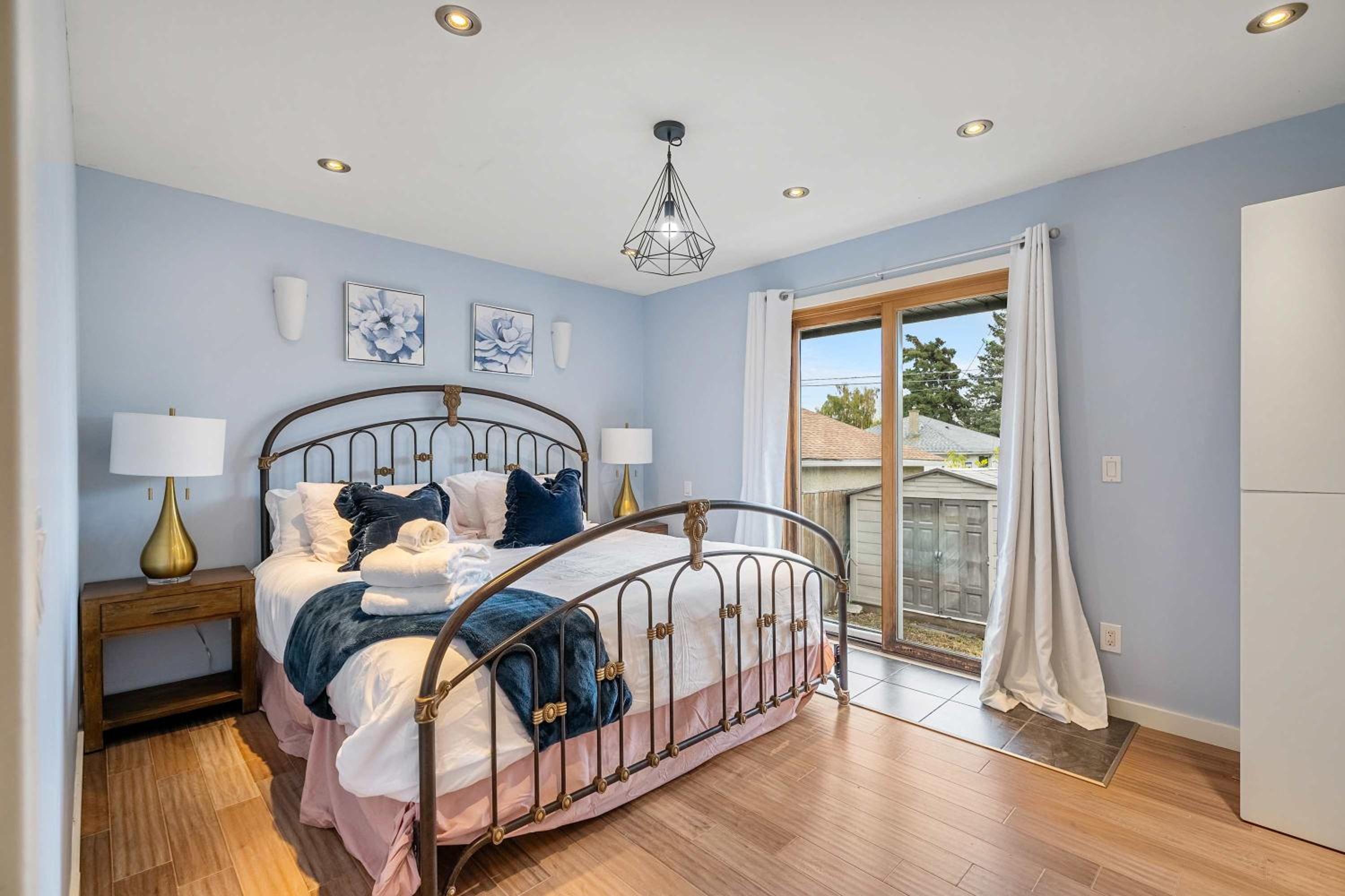 BOOK NOW, SAVE 30 PERCENT! NEW! 3BR Near Downtown, University, Airport, & Golf! FREE Banff Pass, Wine, Parking!
