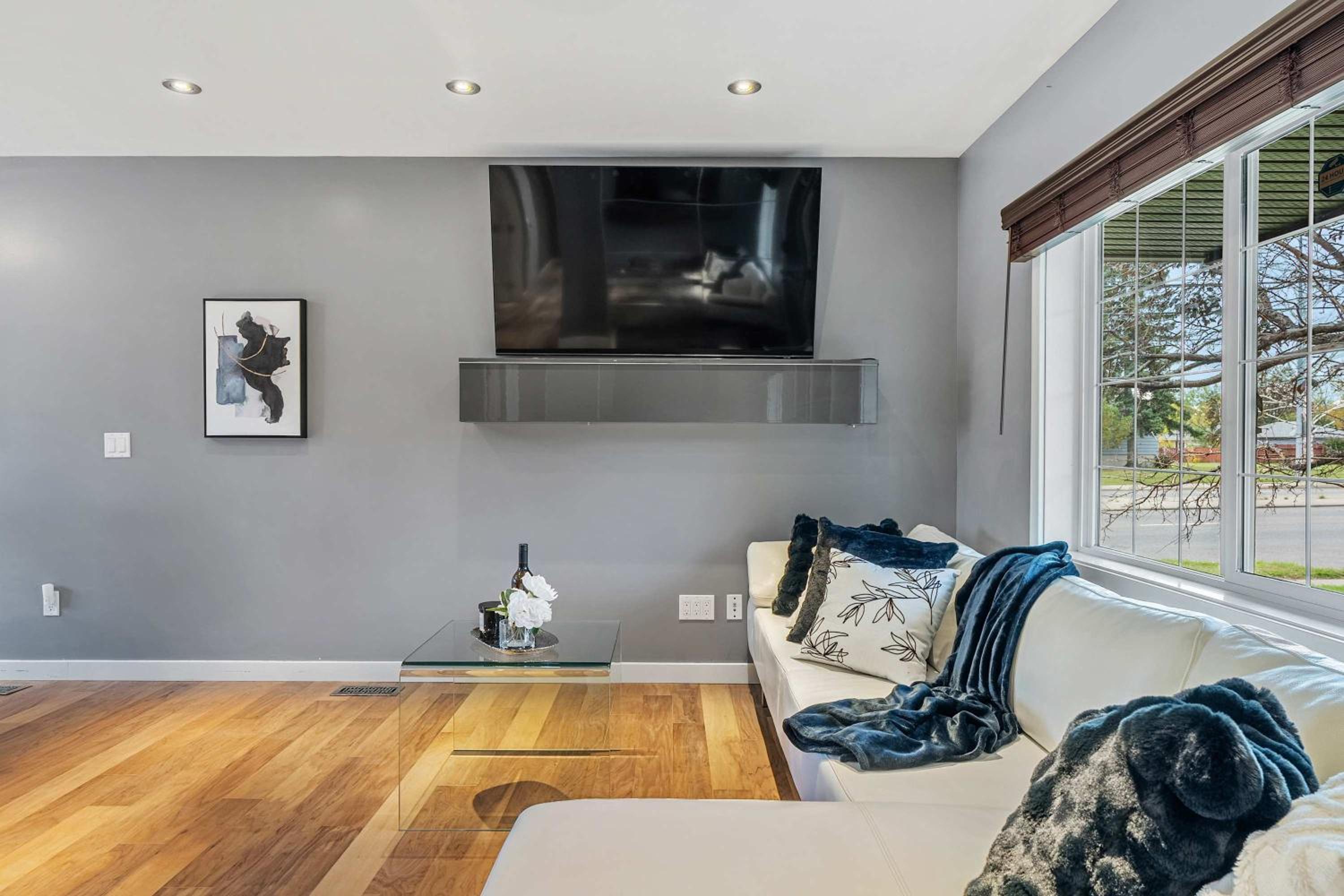 BOOK NOW, SAVE 30 PERCENT! NEW! 3BR Near Downtown, University, Airport, & Golf! FREE Banff Pass, Wine, Parking!