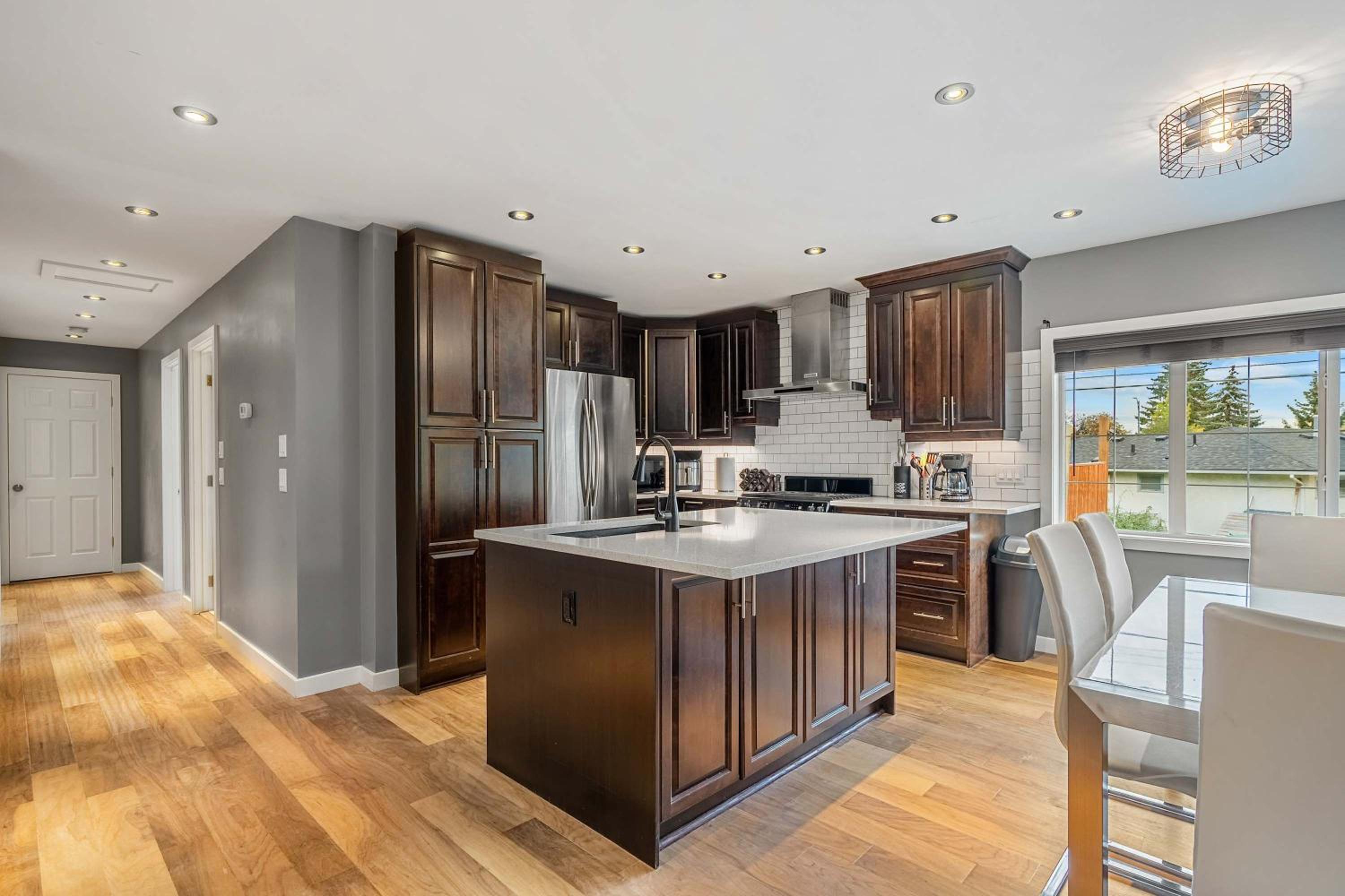BOOK NOW, SAVE 30 PERCENT! NEW! 3BR Near Downtown, University, Airport, & Golf! FREE Banff Pass, Wine, Parking!
