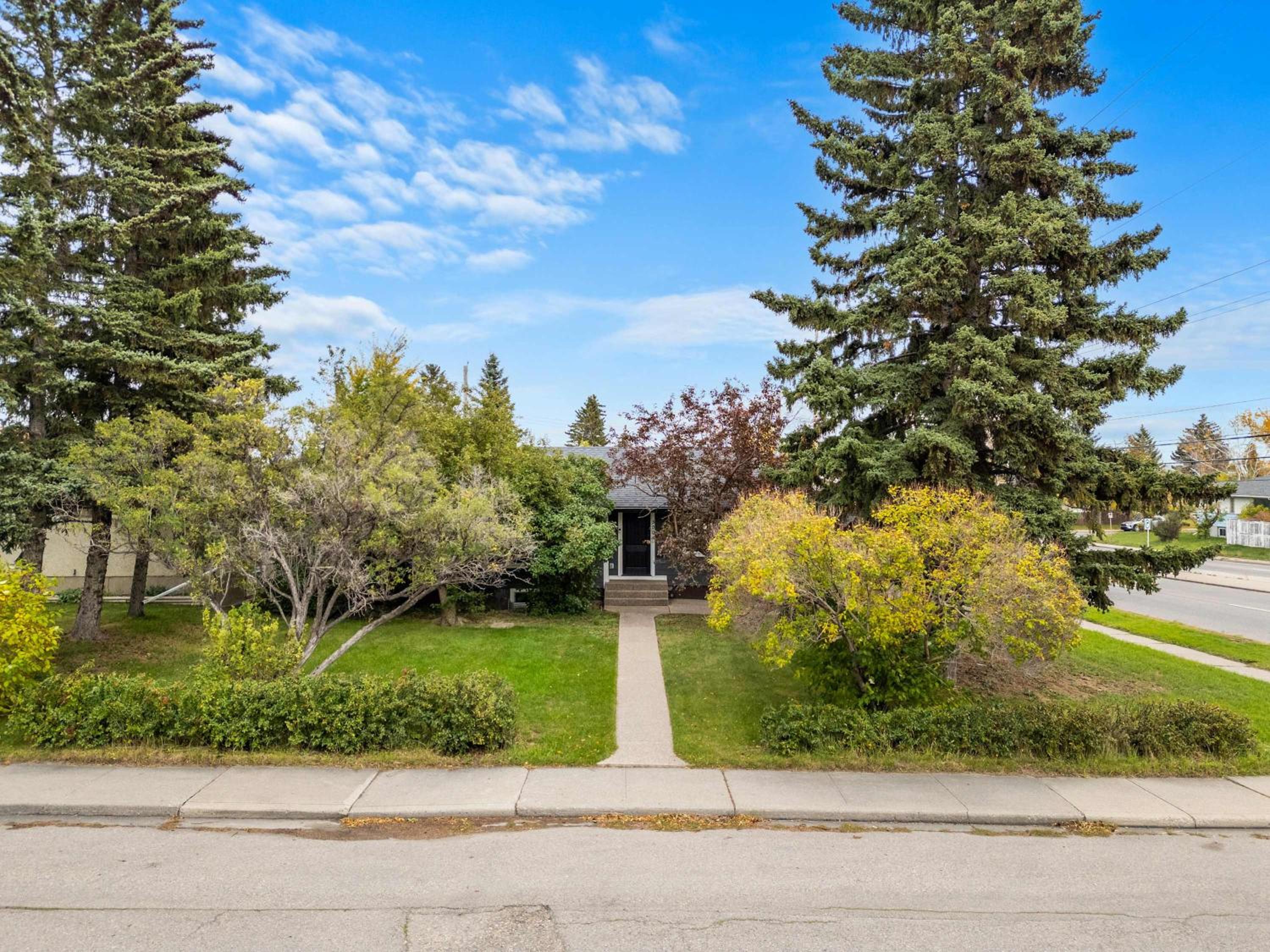 BOOK NOW, SAVE 30 PERCENT! NEW! 3BR Near Downtown, University, Airport, & Golf! FREE Banff Pass, Wine, Parking!