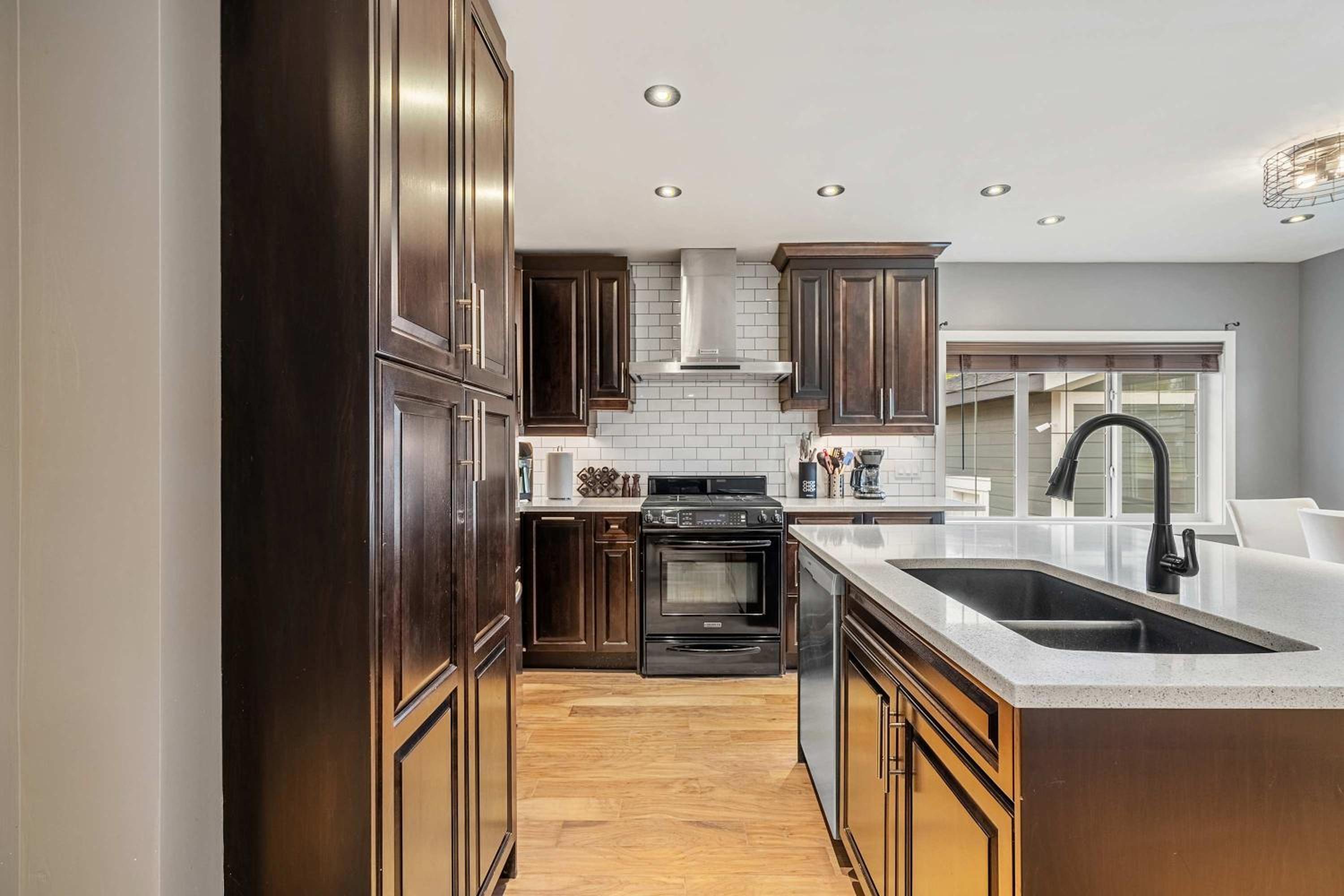 BOOK NOW, SAVE 30 PERCENT! NEW! 3BR Near Downtown, University, Airport, & Golf! FREE Banff Pass, Wine, Parking!