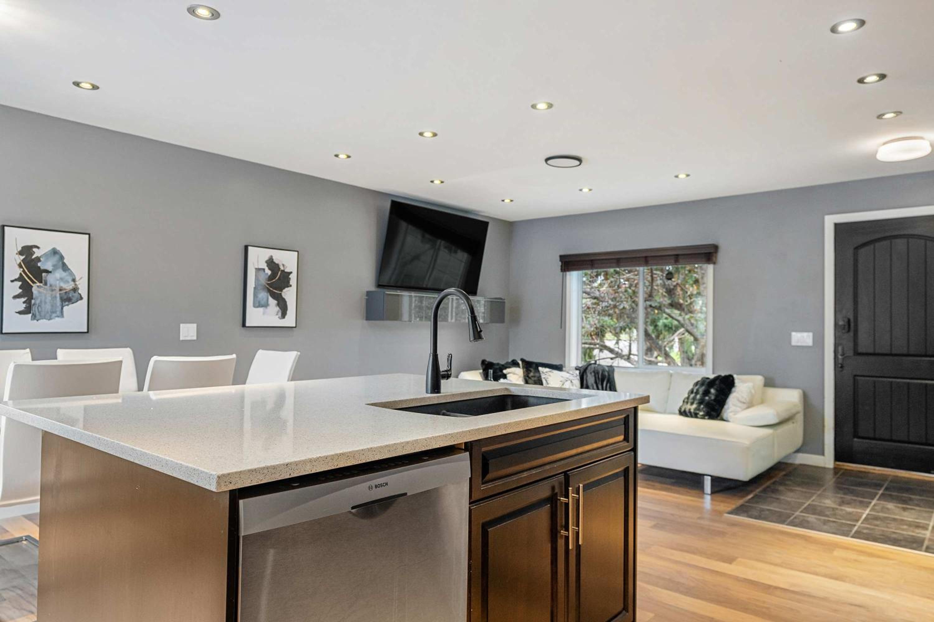 BOOK NOW, SAVE 30 PERCENT! NEW! 3BR Near Downtown, University, Airport, & Golf! FREE Banff Pass, Wine, Parking!