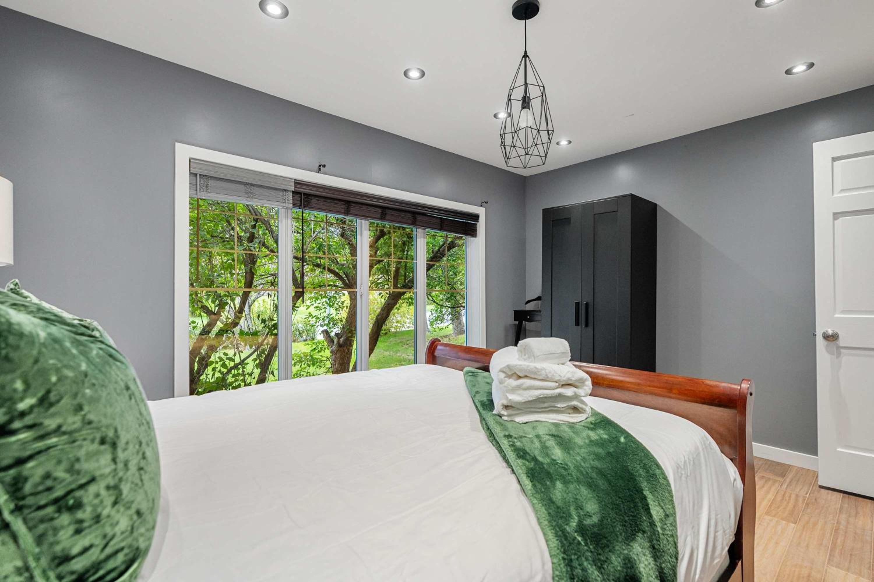 BOOK NOW, SAVE 30 PERCENT! NEW! 3BR Near Downtown, University, Airport, & Golf! FREE Banff Pass, Wine, Parking!