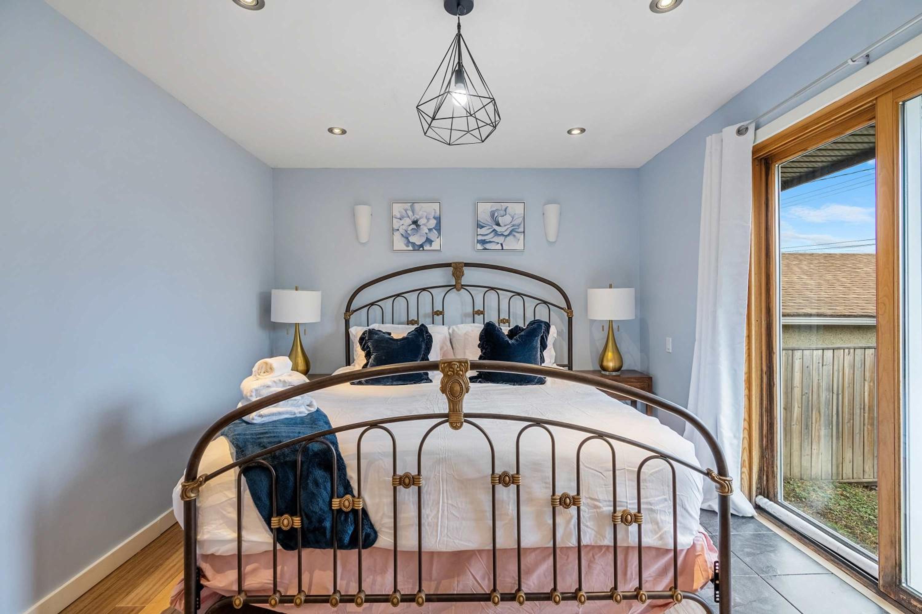 BOOK NOW, SAVE 30 PERCENT! NEW! 3BR Near Downtown, University, Airport, & Golf! FREE Banff Pass, Wine, Parking!