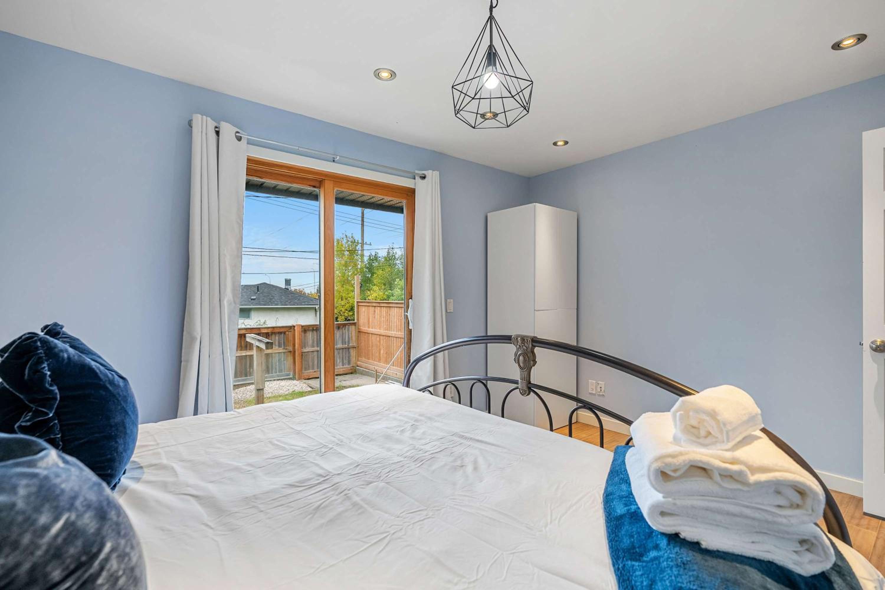BOOK NOW, SAVE 30 PERCENT! NEW! 3BR Near Downtown, University, Airport, & Golf! FREE Banff Pass, Wine, Parking!