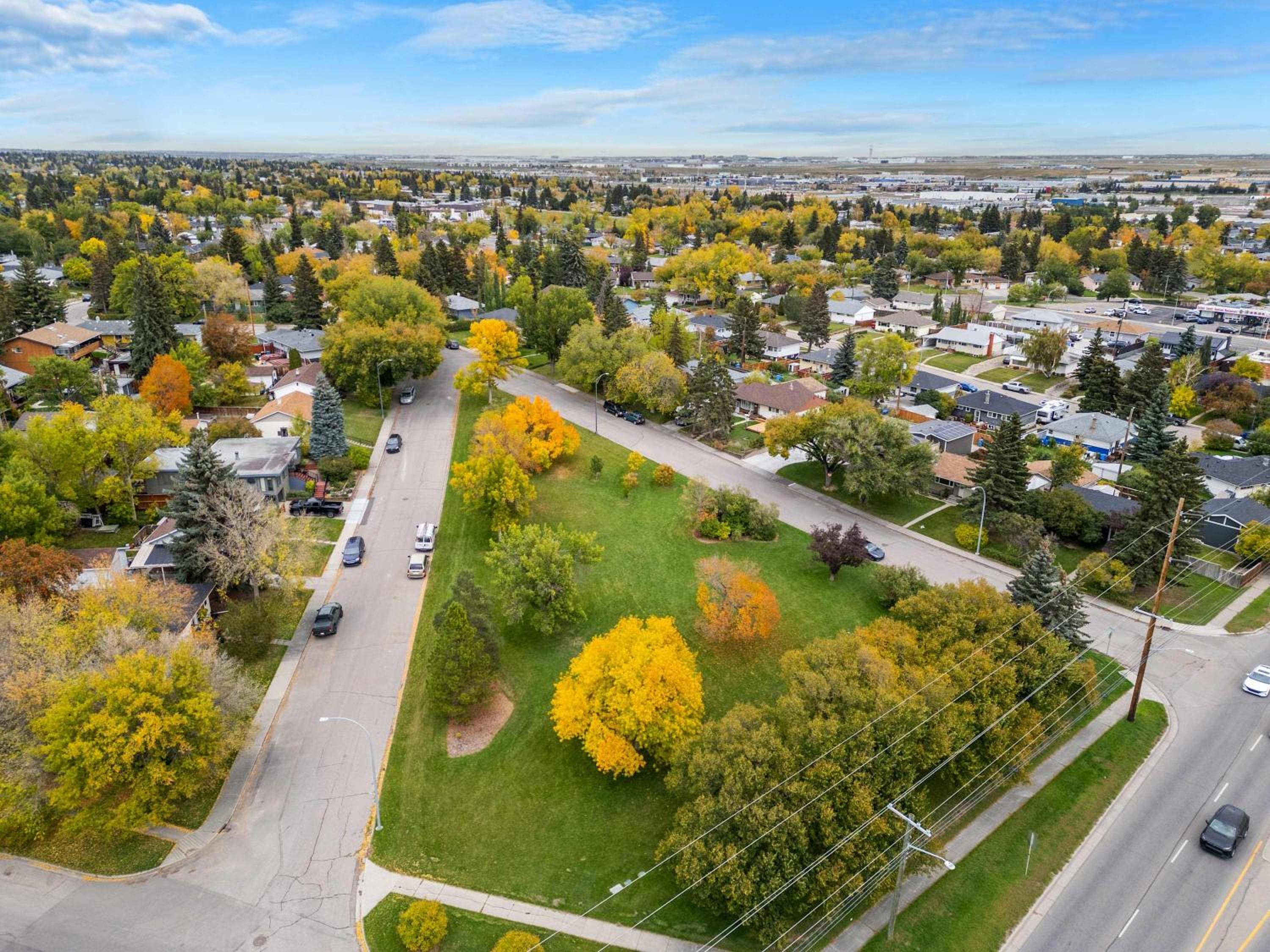 BOOK NOW, SAVE 30 PERCENT! NEW! 3BR Near Downtown, University, Airport, & Golf! FREE Banff Pass, Wine, Parking!