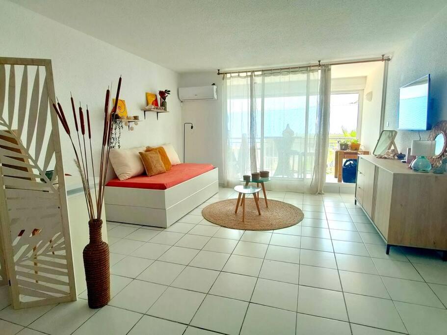 Cosy Studio, Mont Vernon fews steps from Orient Bay Beach view 4