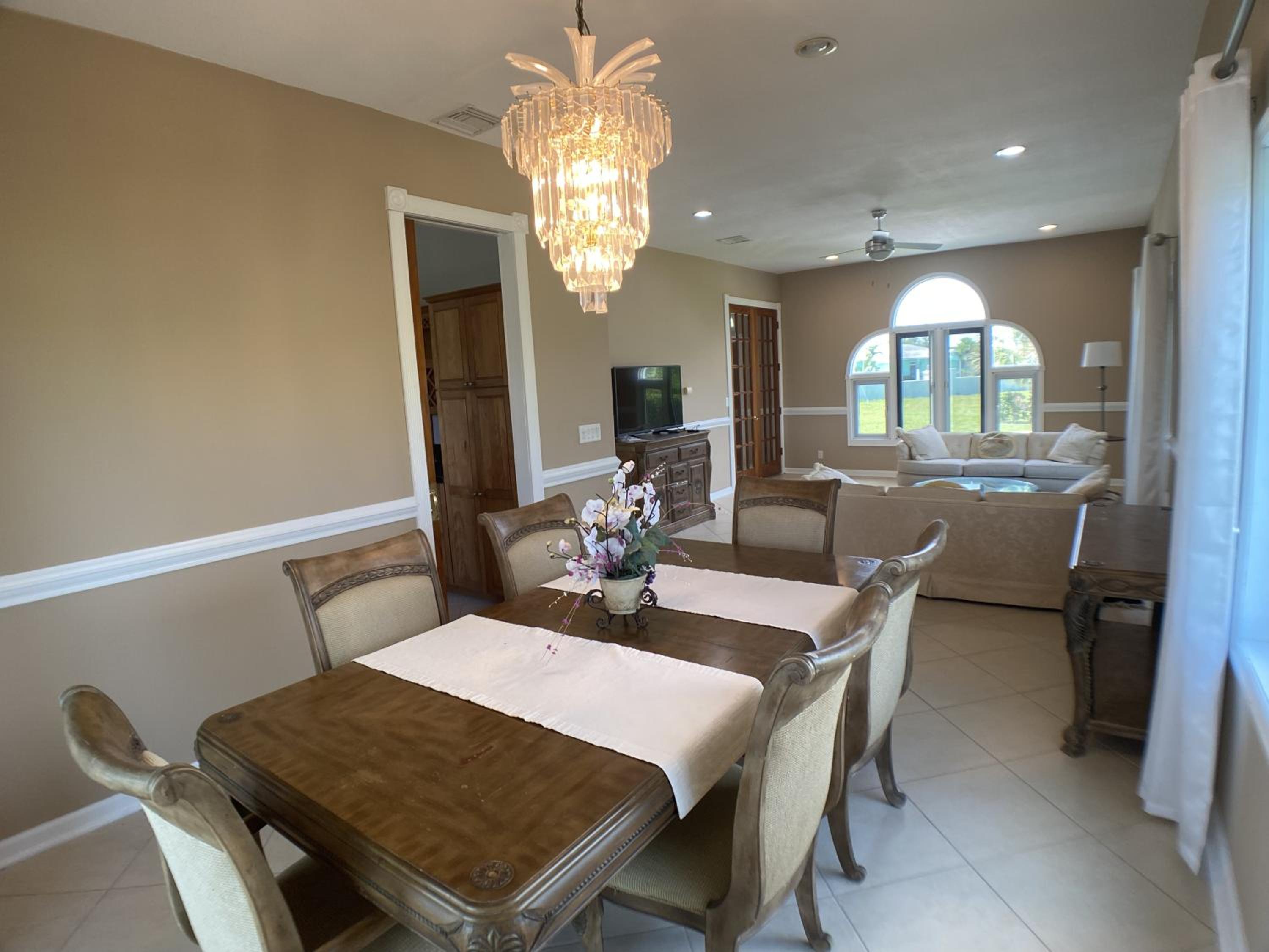6br and 5ba Beautiful Waterfront Lux Home with Ocean View