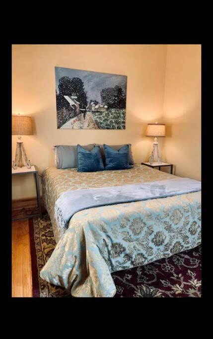 Luxe Downtown Historic Victorian, Premiere Location! view 3