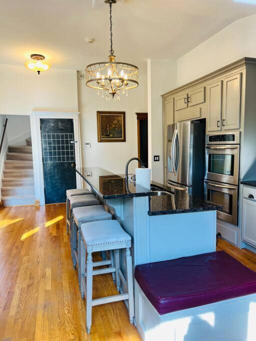 Luxe Downtown Historic Victorian, Premiere Location! view 4