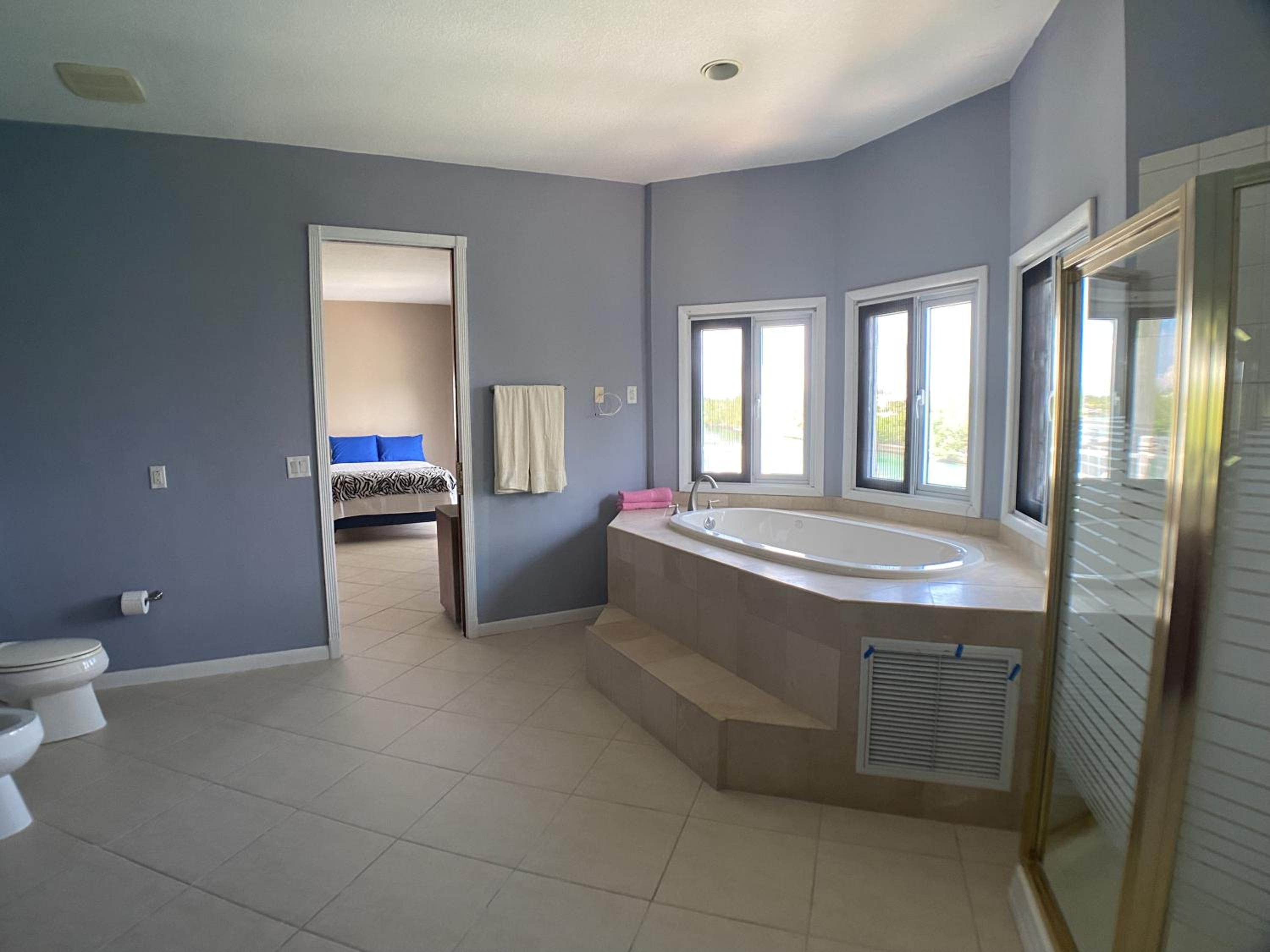 6br and 5ba Beautiful Waterfront Lux Home with Ocean View