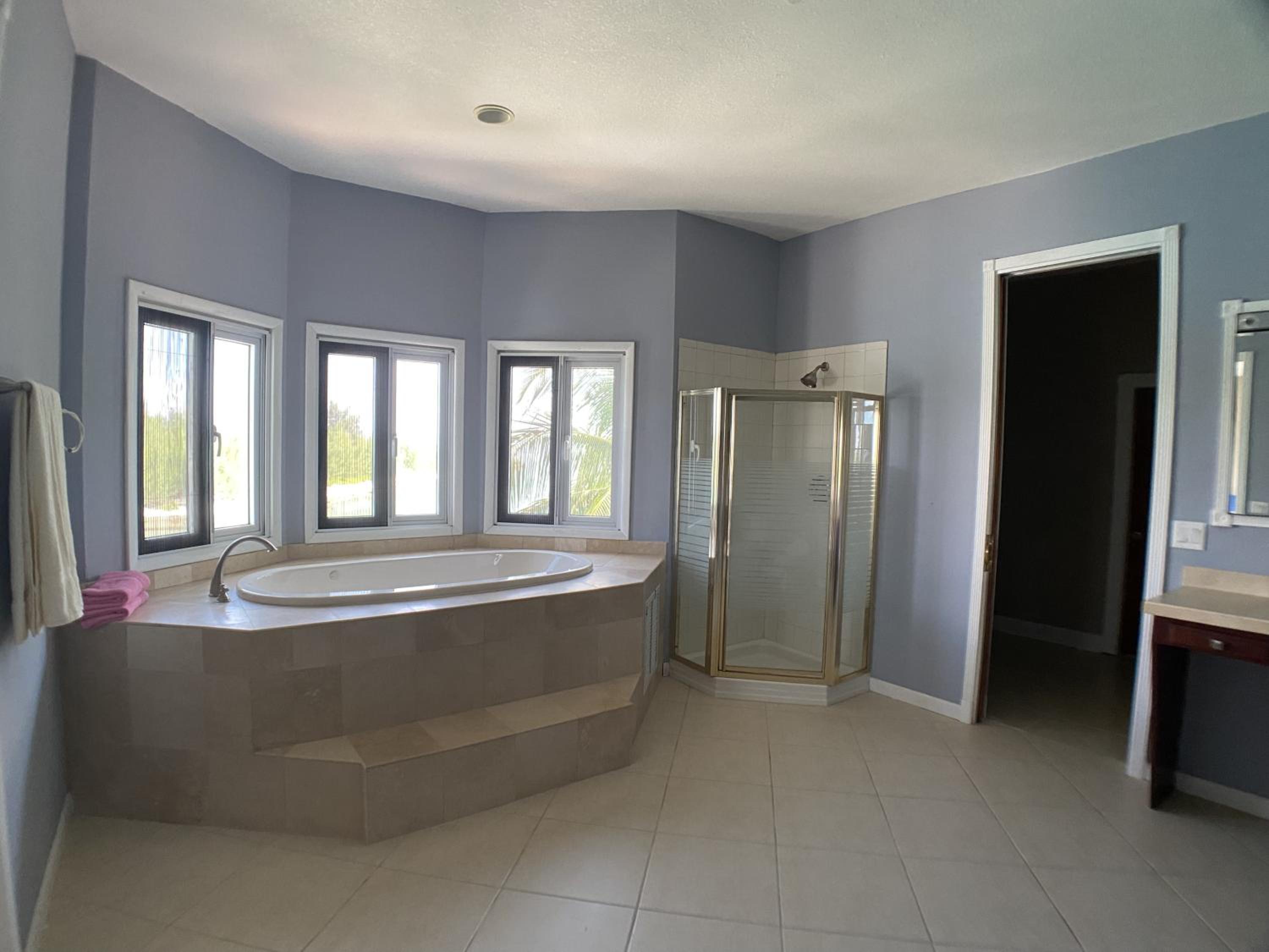 6br and 5ba Beautiful Waterfront Lux Home with Ocean View