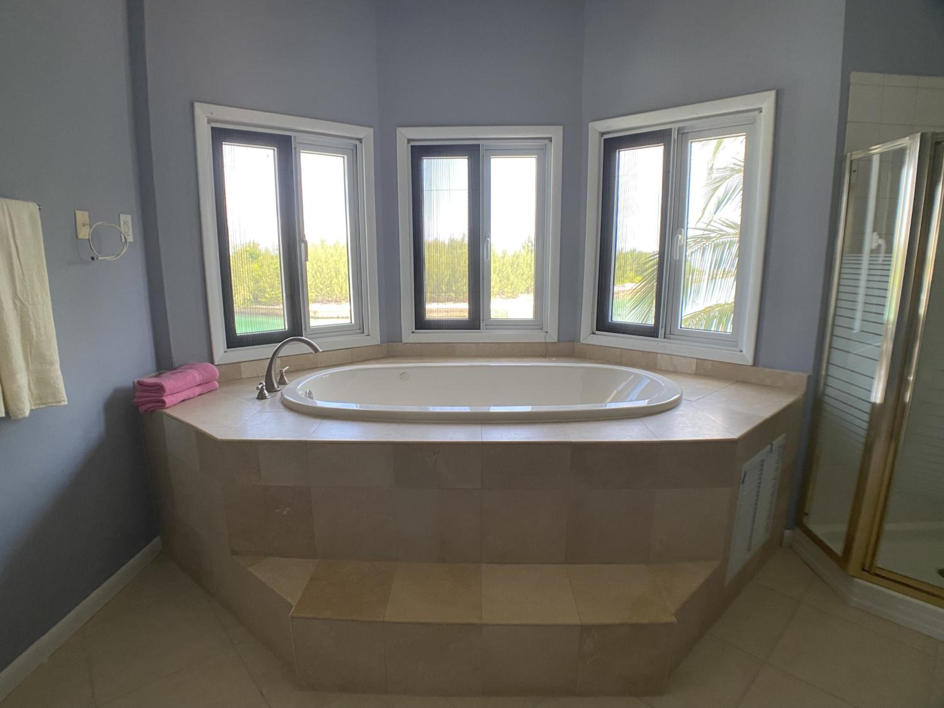 6br and 5ba Beautiful Waterfront Lux Home with Ocean View