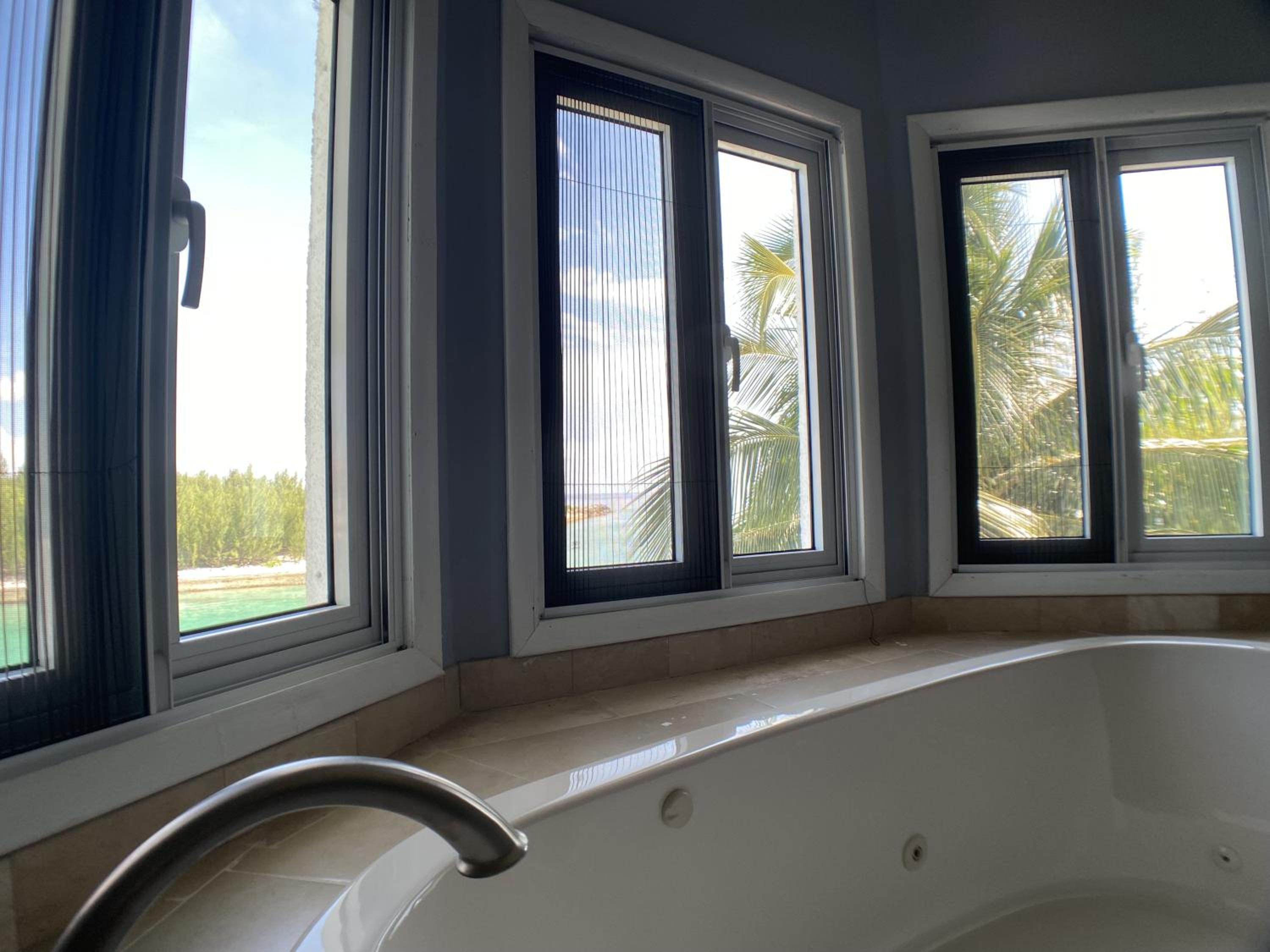 6br and 5ba Beautiful Waterfront Lux Home with Ocean View