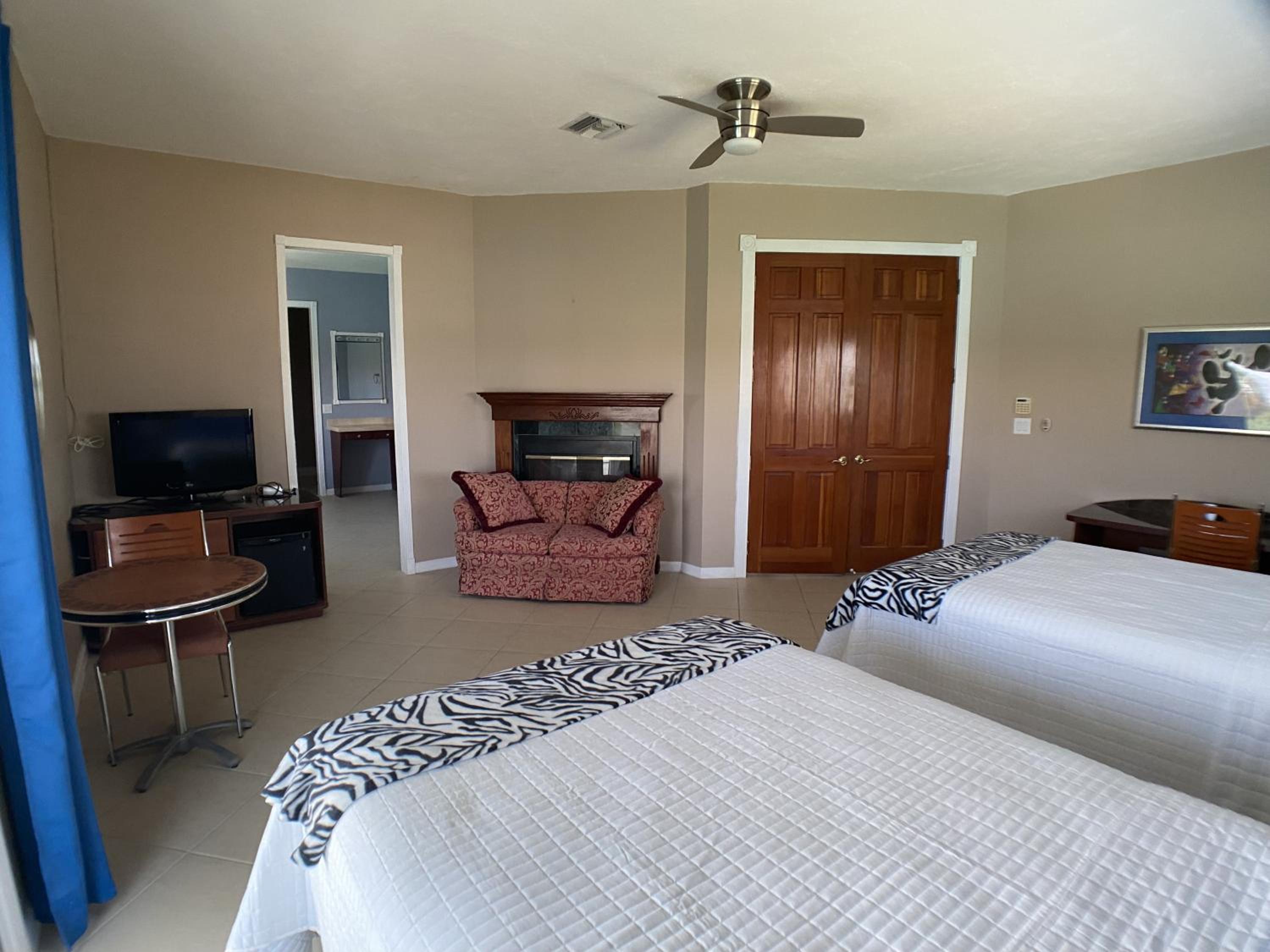 6br and 5ba Beautiful Waterfront Lux Home with Ocean View