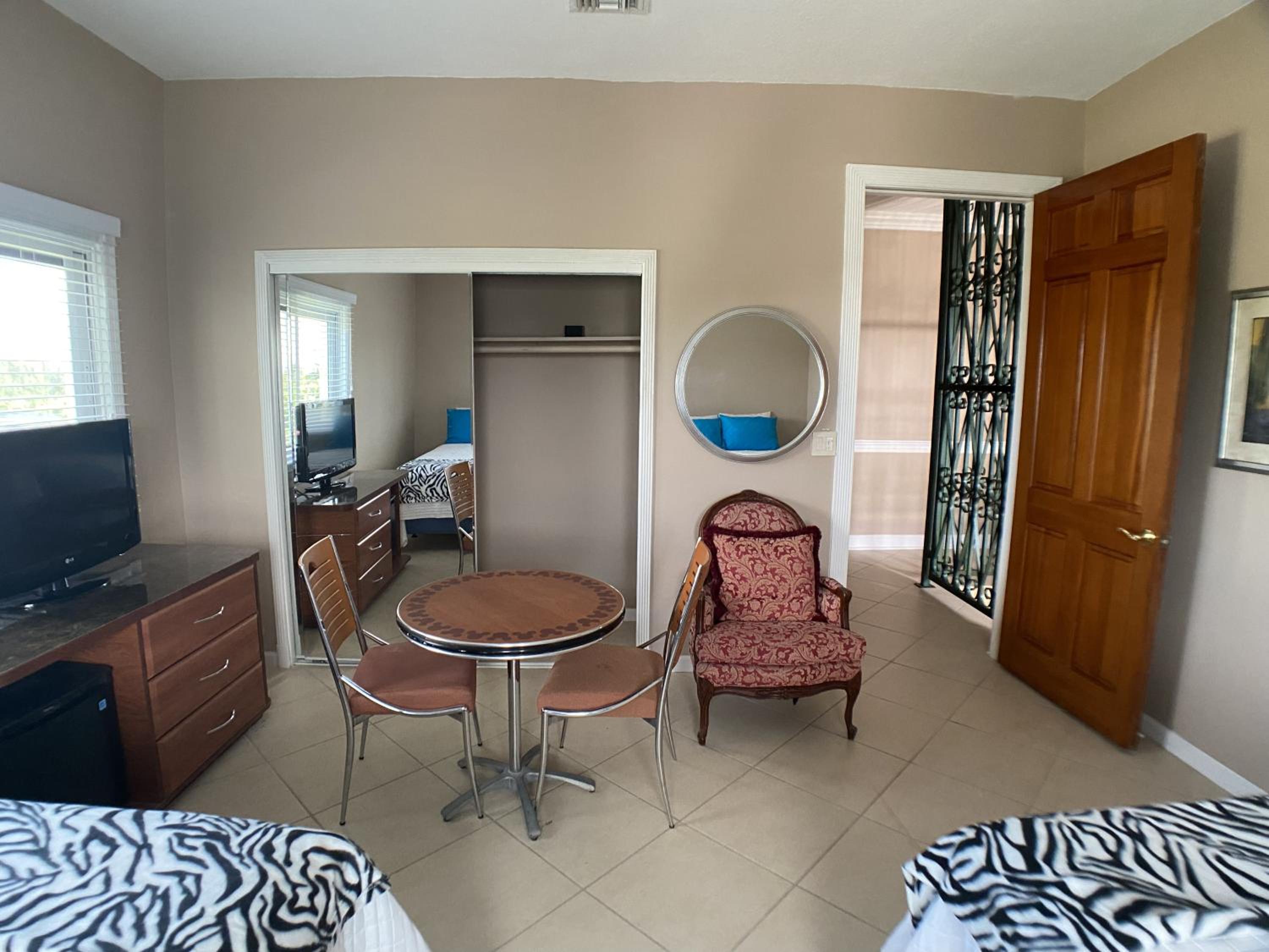 6br and 5ba Beautiful Waterfront Lux Home with Ocean View