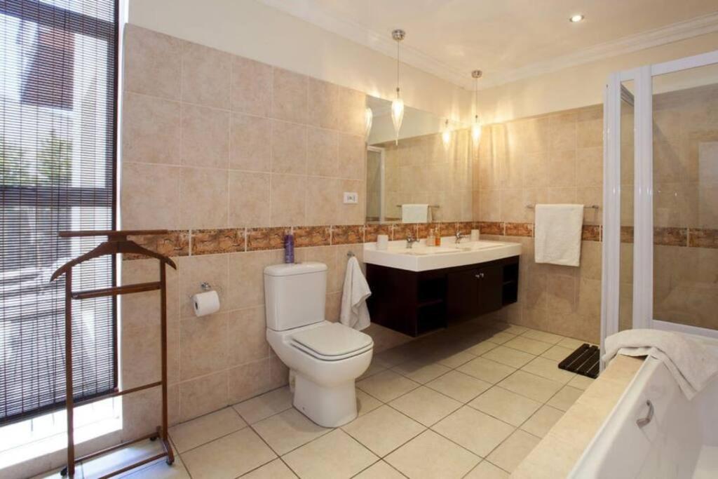 3 Bedroom house in Camps Bay view 4