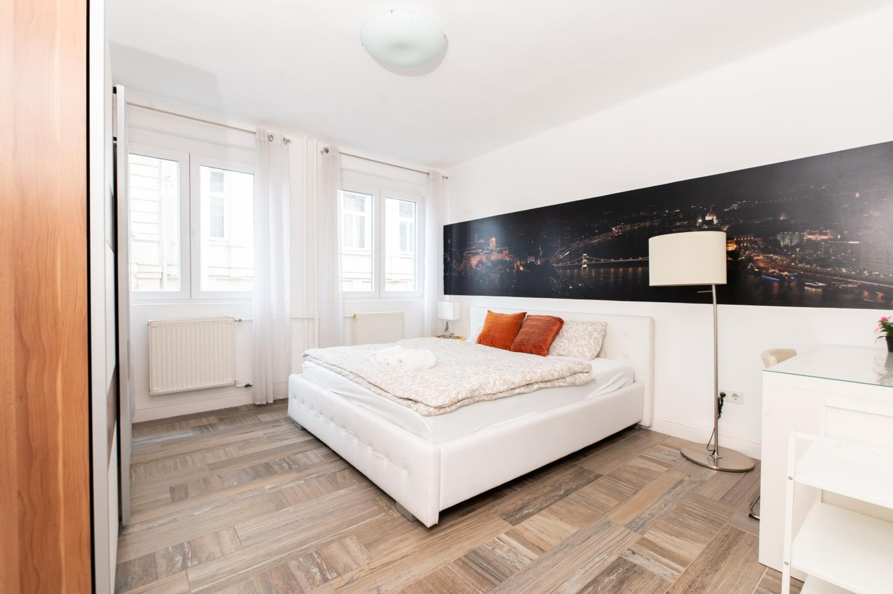 Superb Location & Chic Suite w' 2Bedroom view 2