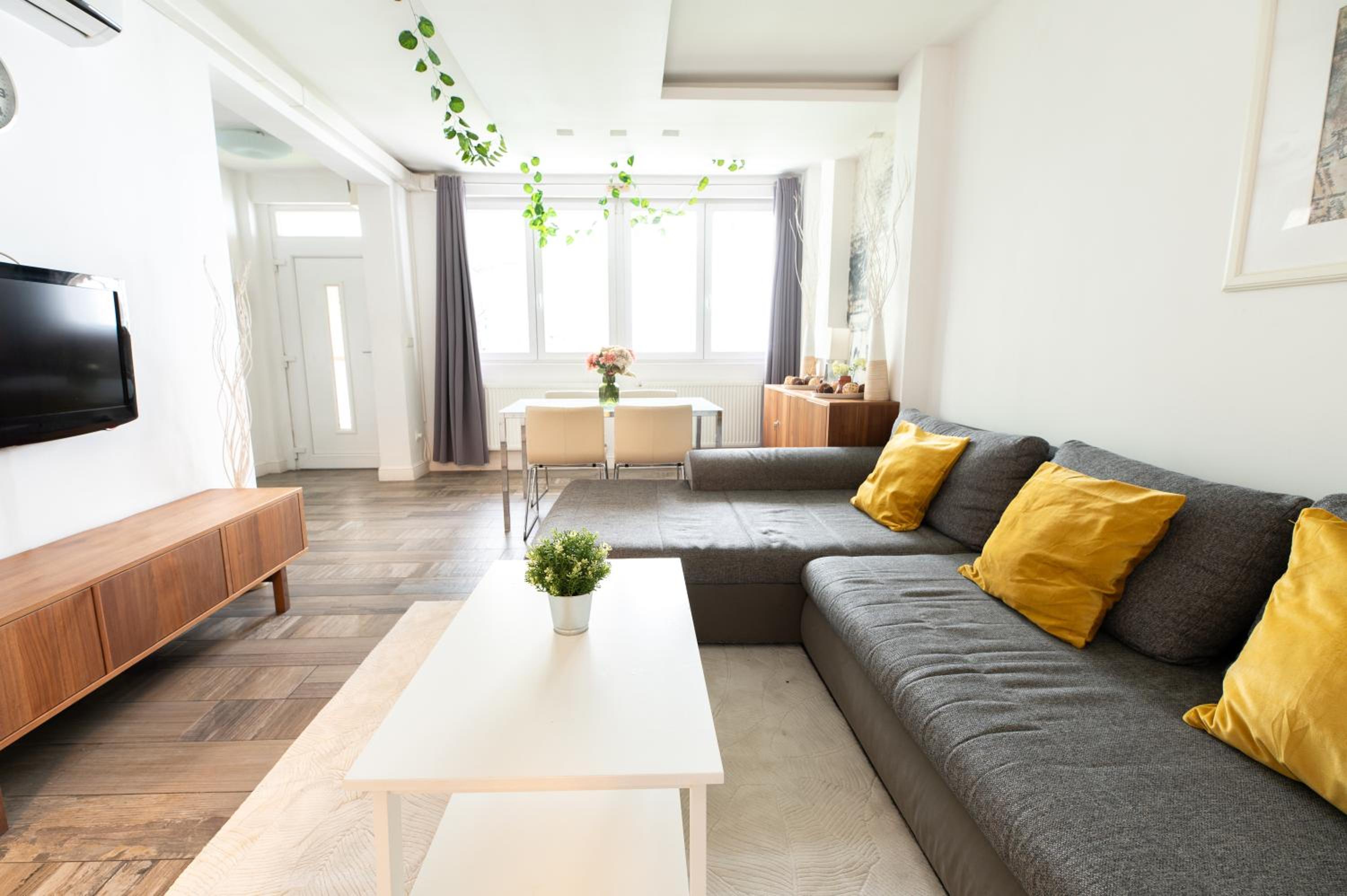 Superb Location & Chic Suite w' 2Bedroom view 5