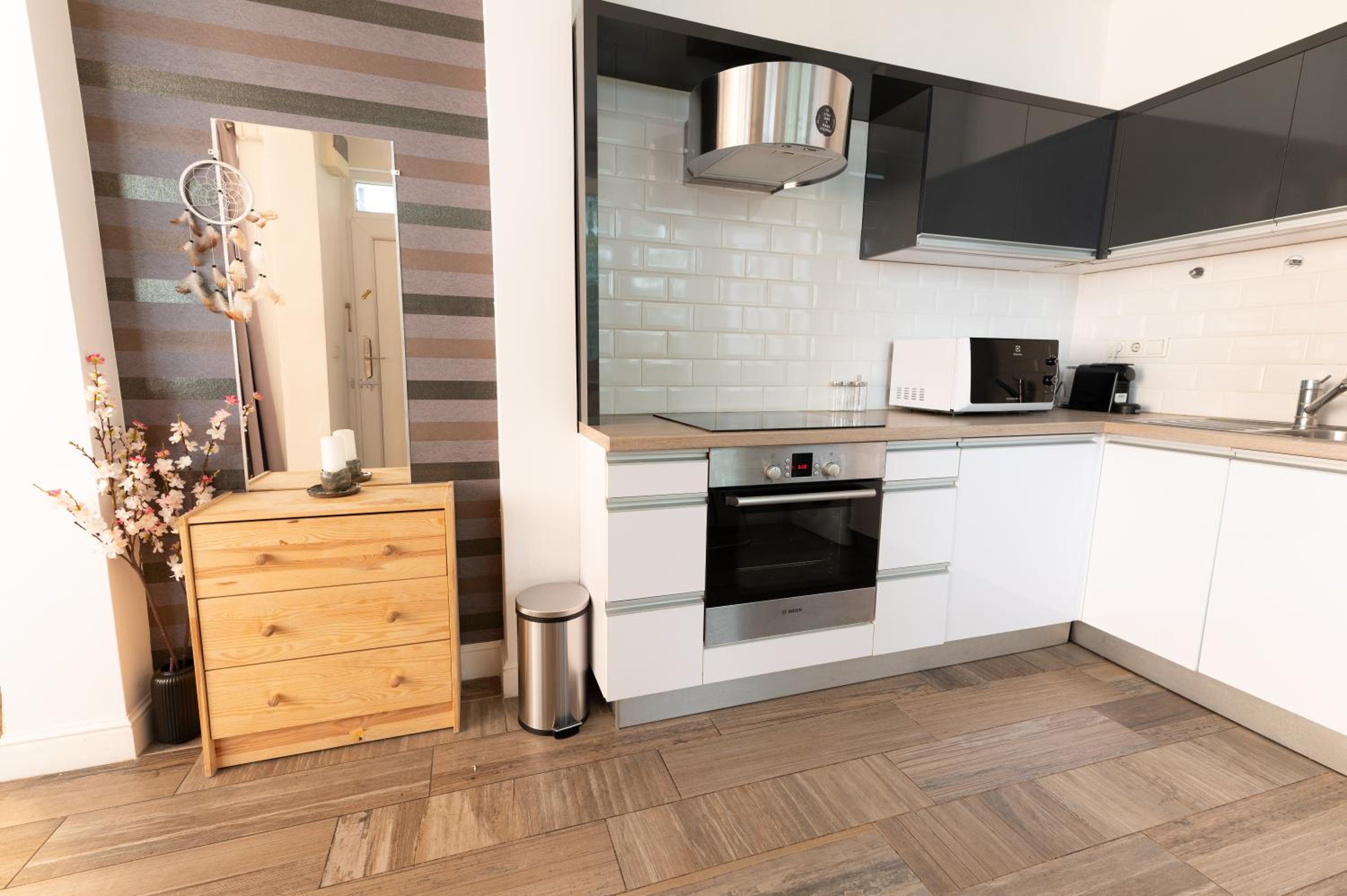 Superb Location & Chic Suite w' 2Bedroom view 3
