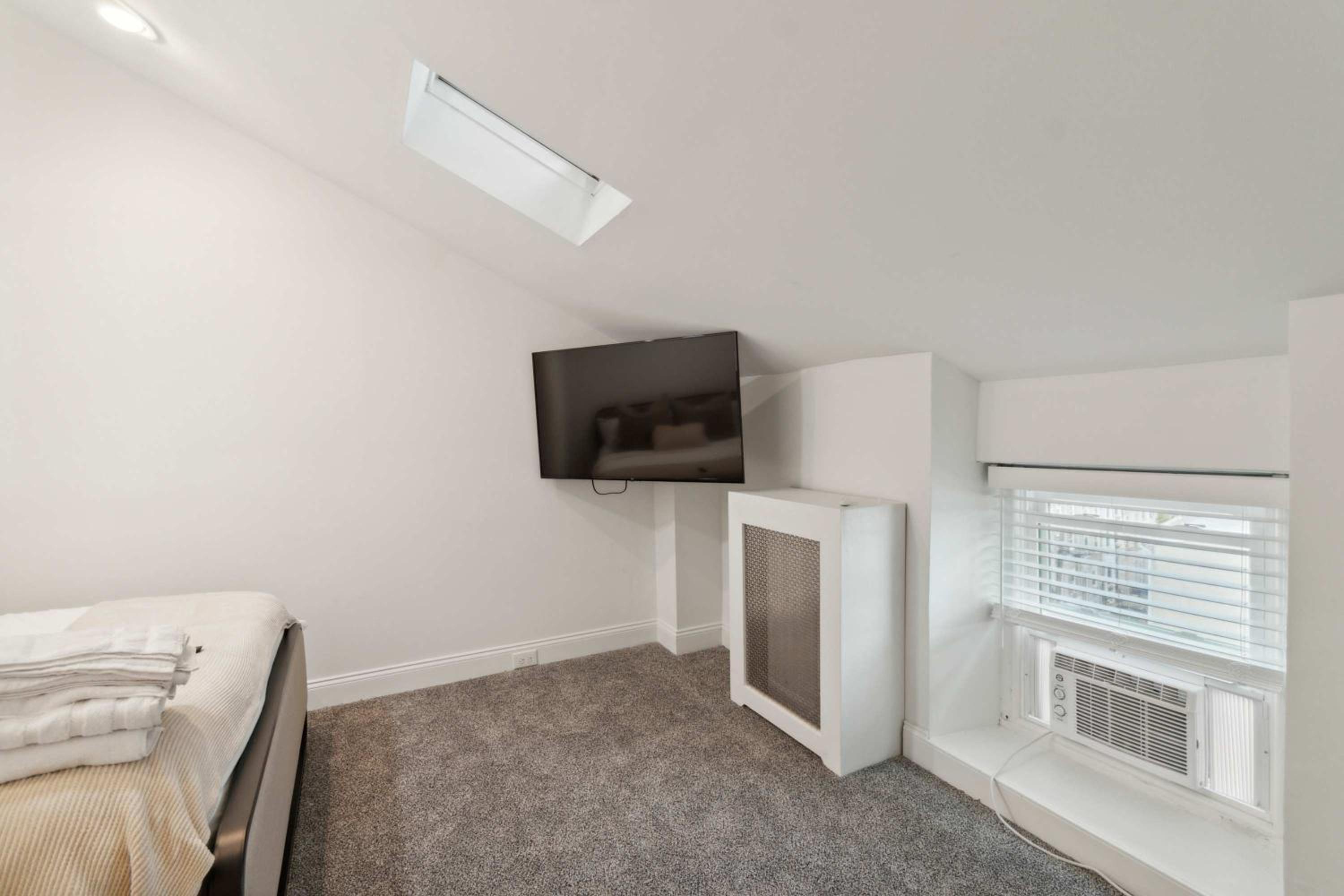 Corner Rowhome with Parking Sleeps 8 view 2