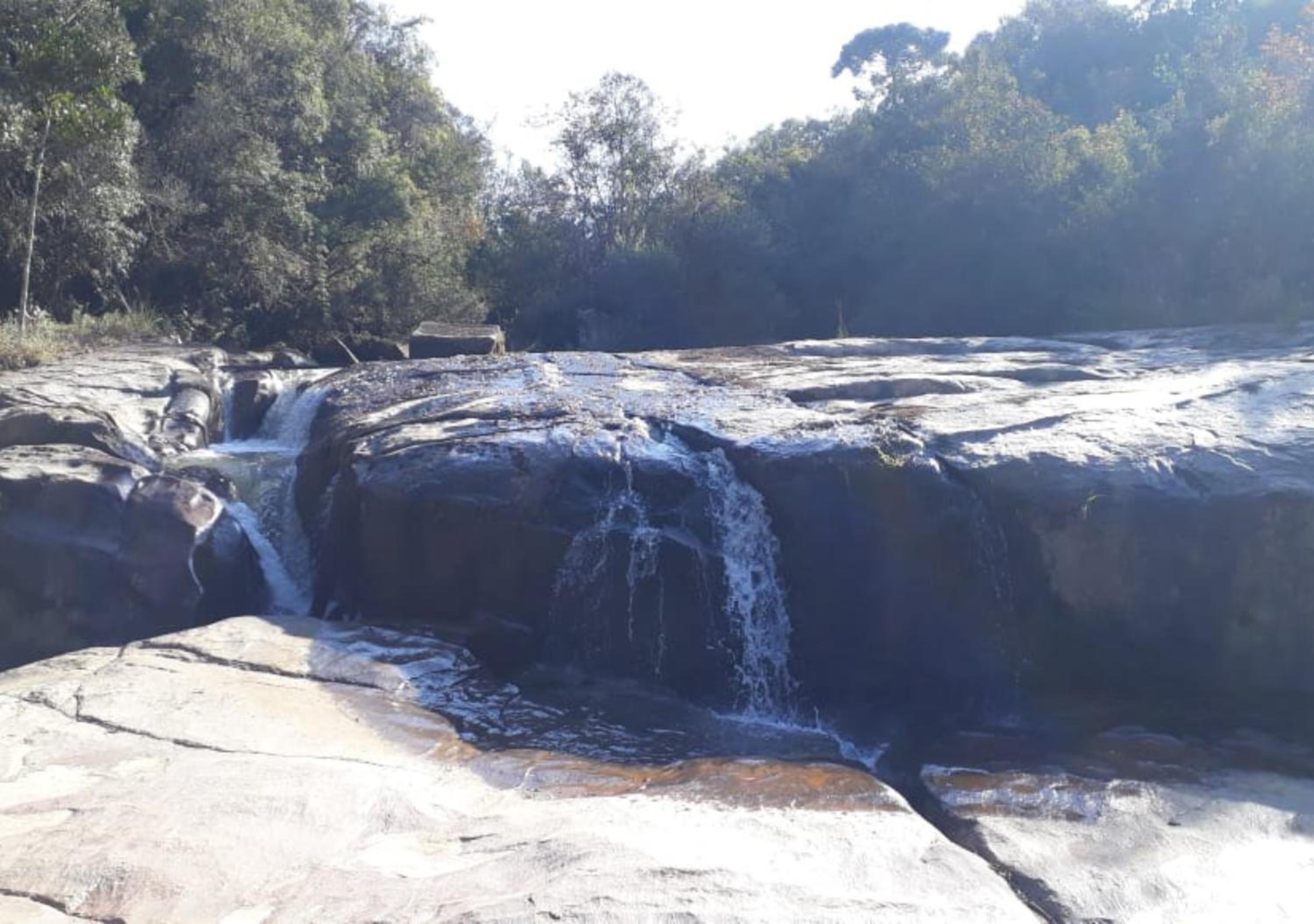 Sitio Tertulia Chalés e Cachoeira