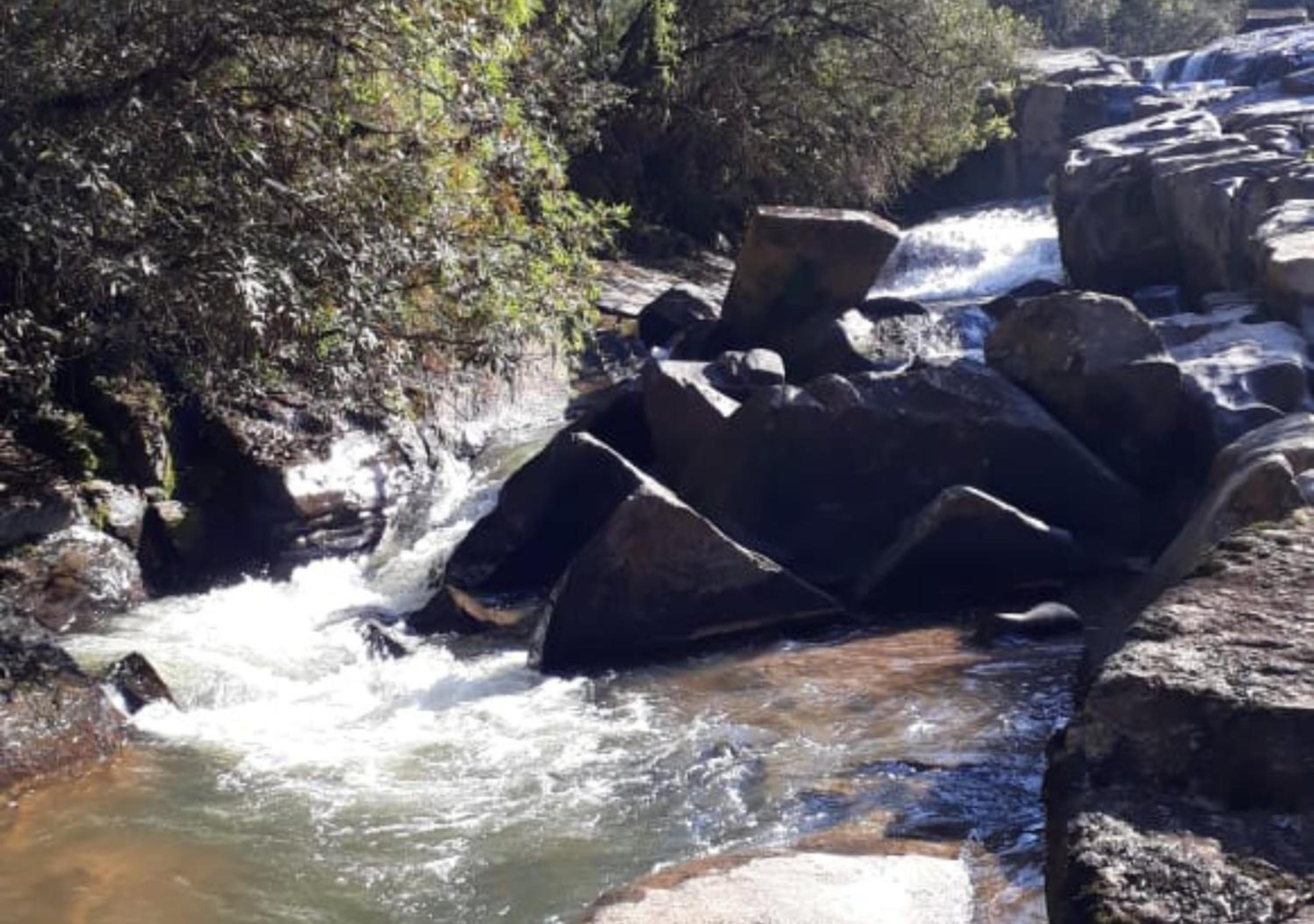 Sitio Tertulia Chalés e Cachoeira