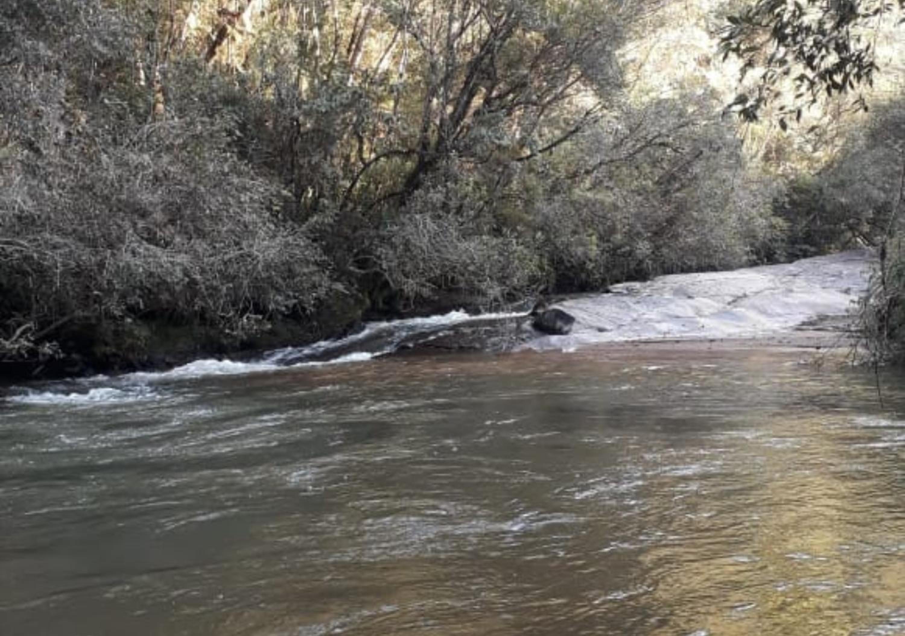 Sitio Tertulia Chalés e Cachoeira