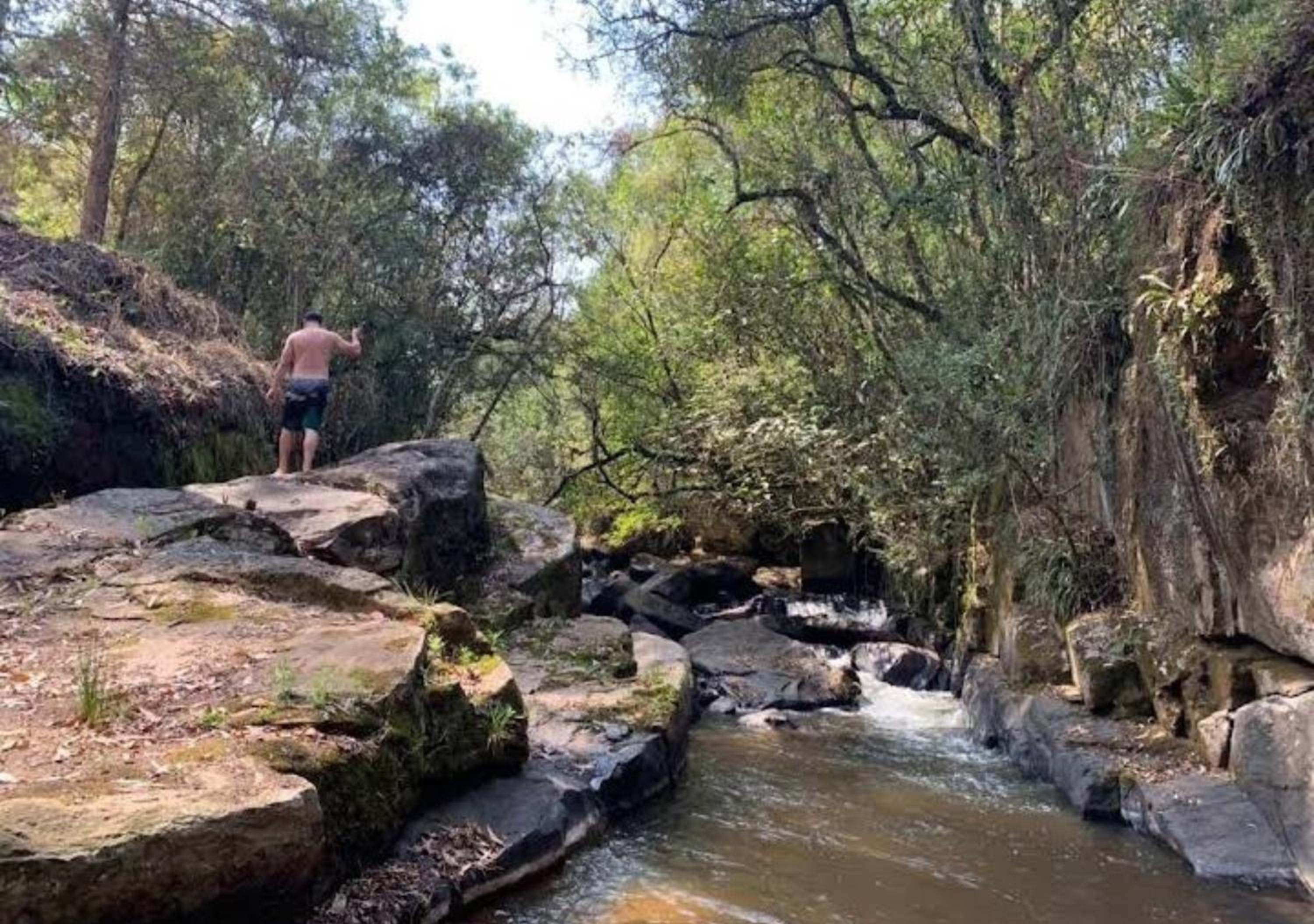 Sitio Tertulia Chalés e Cachoeira