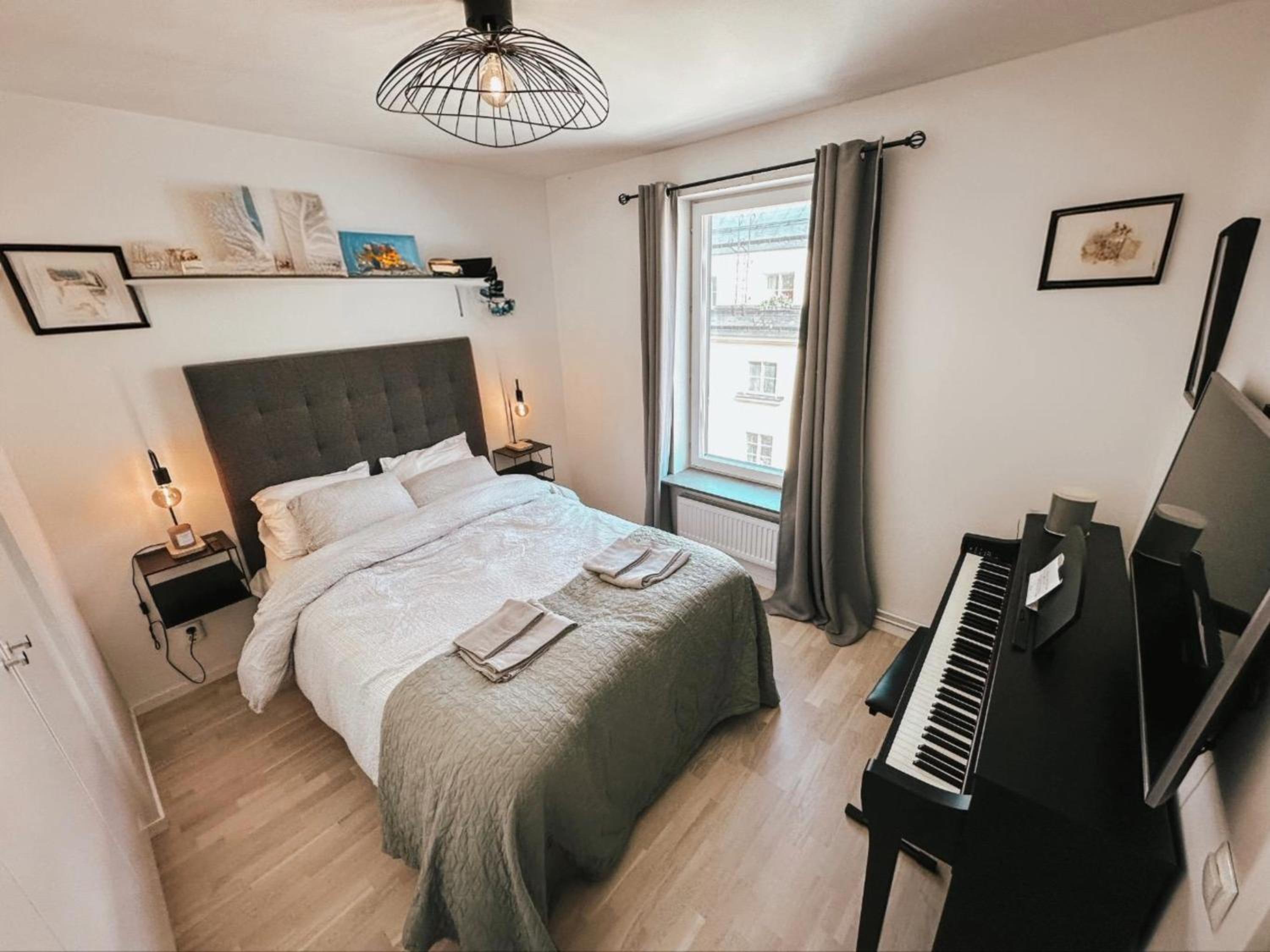 Modern, Centrally located Apartment! view 3