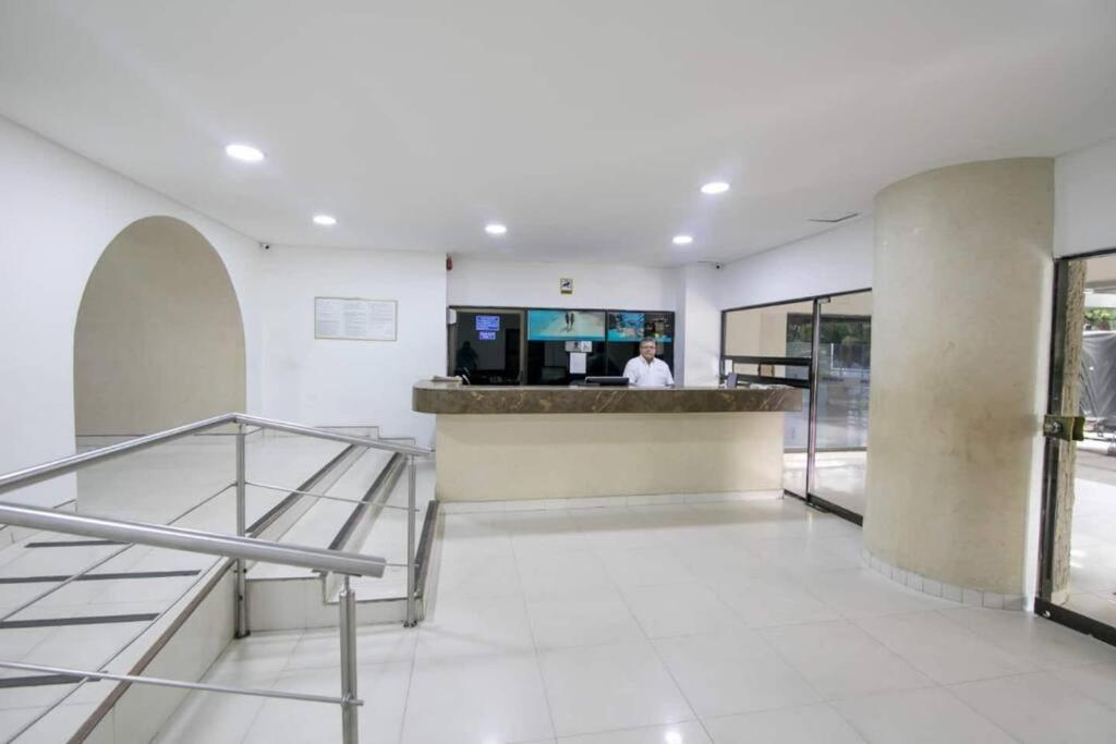 10mo Piso, Piscina, Jacuzzi y a Pasos de la Playa