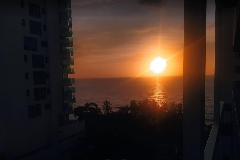 10mo Piso, Piscina, Jacuzzi y a Pasos de la Playa