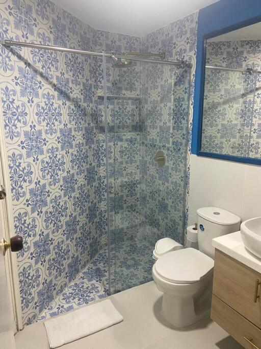 10mo Piso, Piscina, Jacuzzi y a Pasos de la Playa