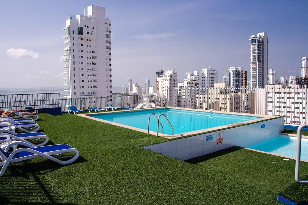10mo Piso, Piscina, Jacuzzi y a Pasos de la Playa