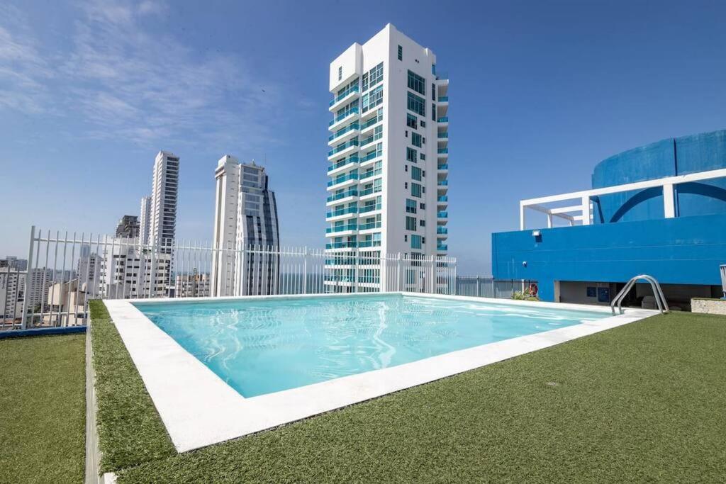 10mo Piso, Piscina, Jacuzzi y a Pasos de la Playa