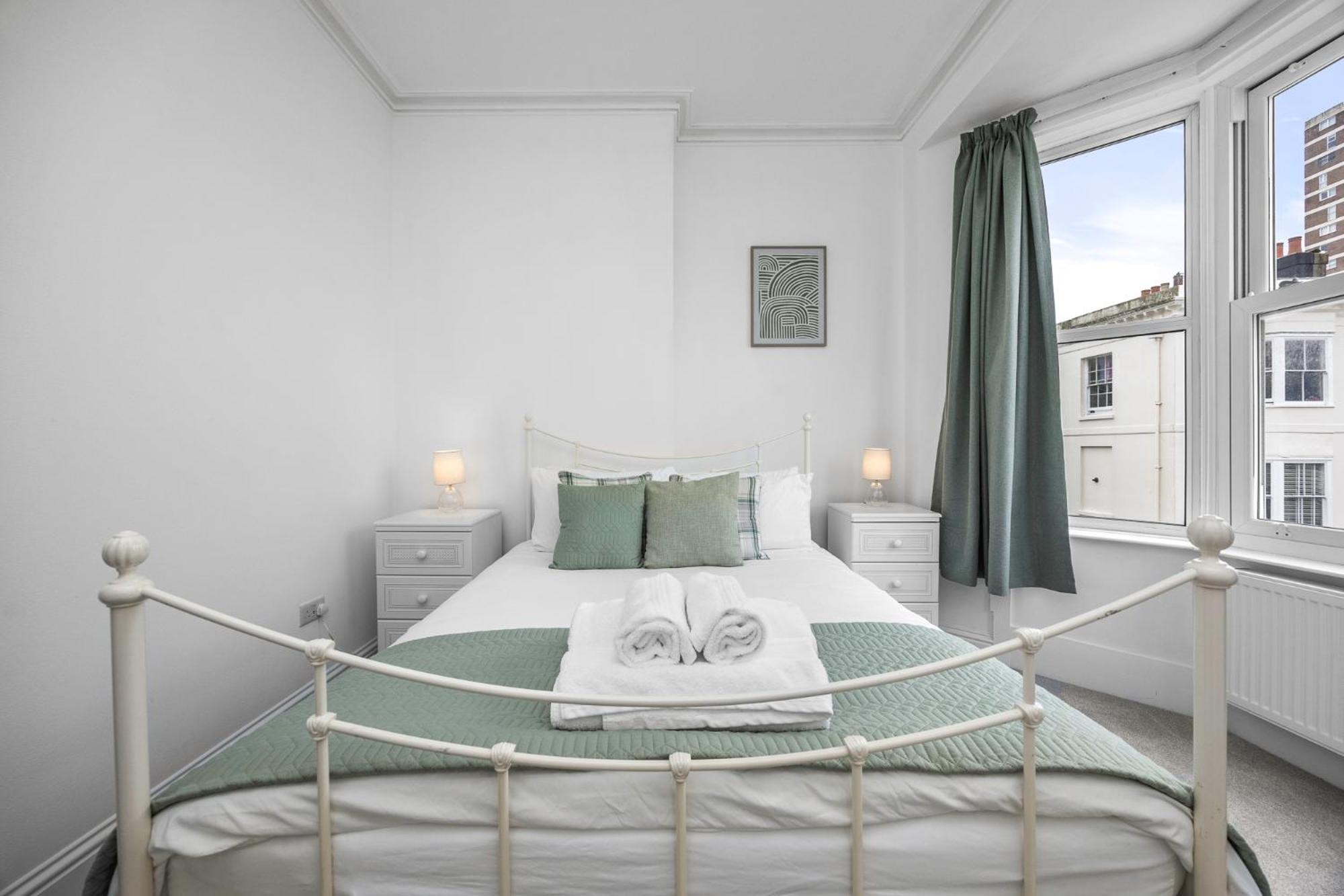 Spacious 2 Bed & 1 Bath - Close to Beach & City Centre