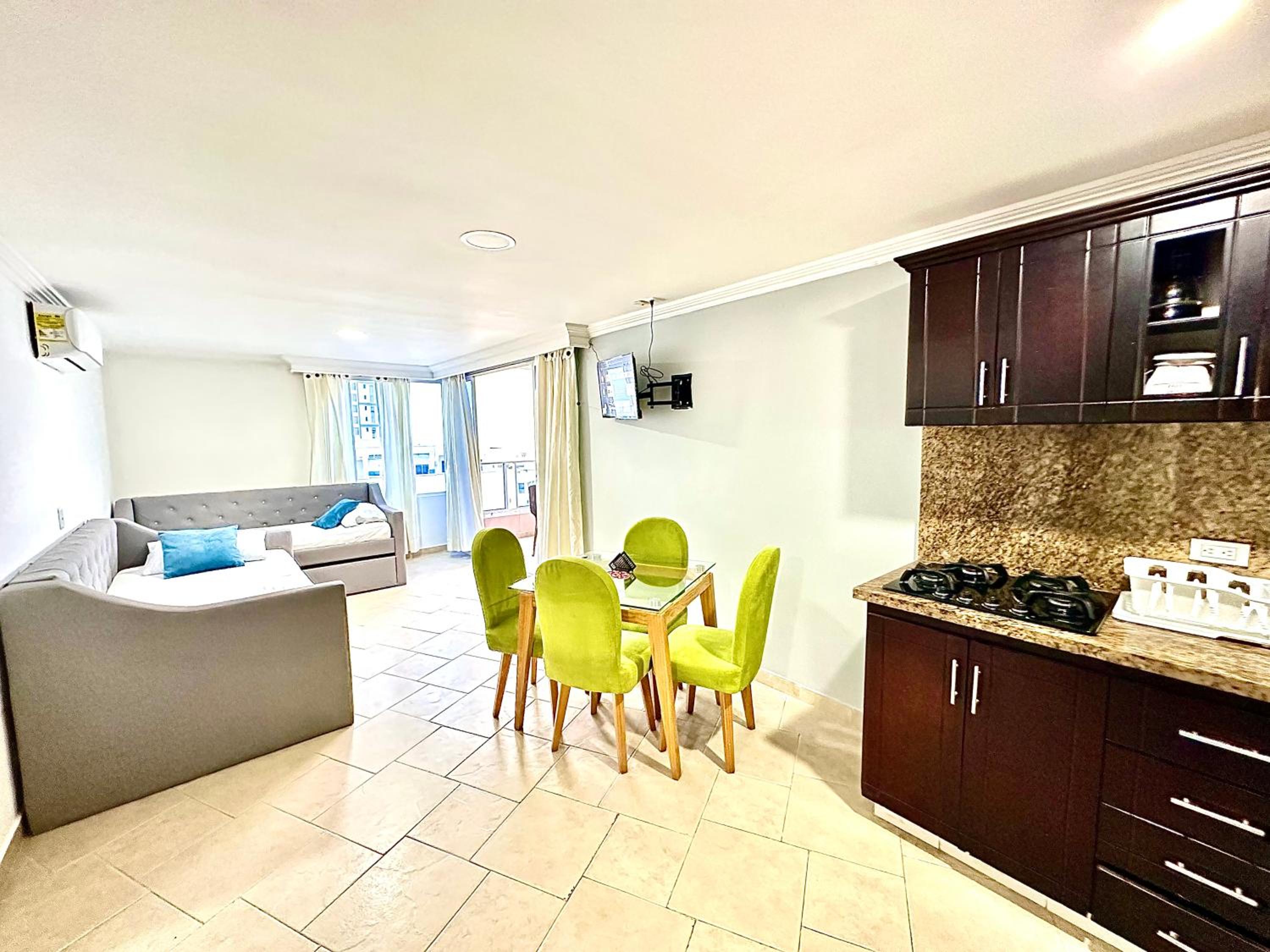 Lindo apartamento en el Laguito! Gran ubicación, vista al Mar Piso 8