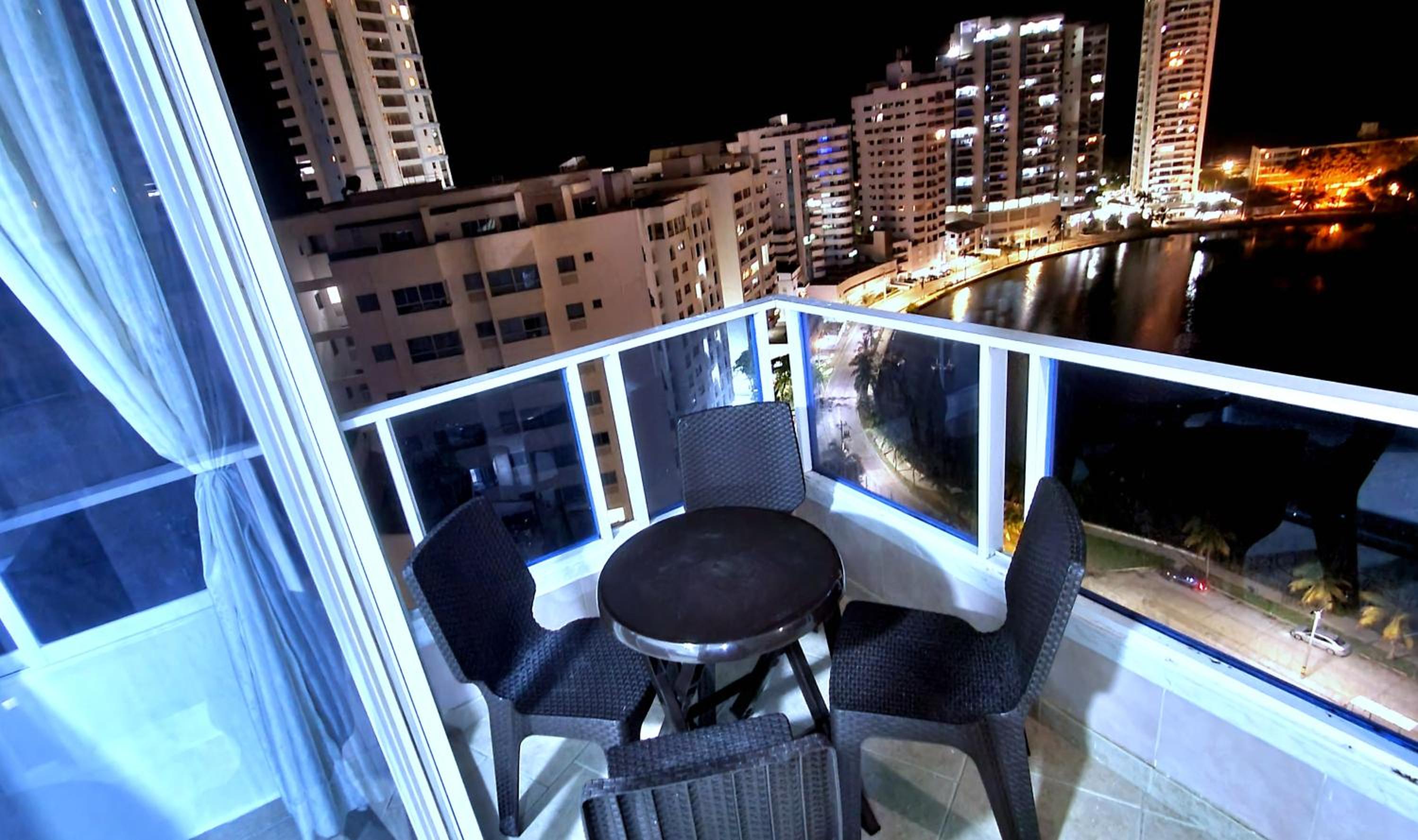 Lindo apartamento en el Laguito! Gran ubicación, vista al Mar Piso 8