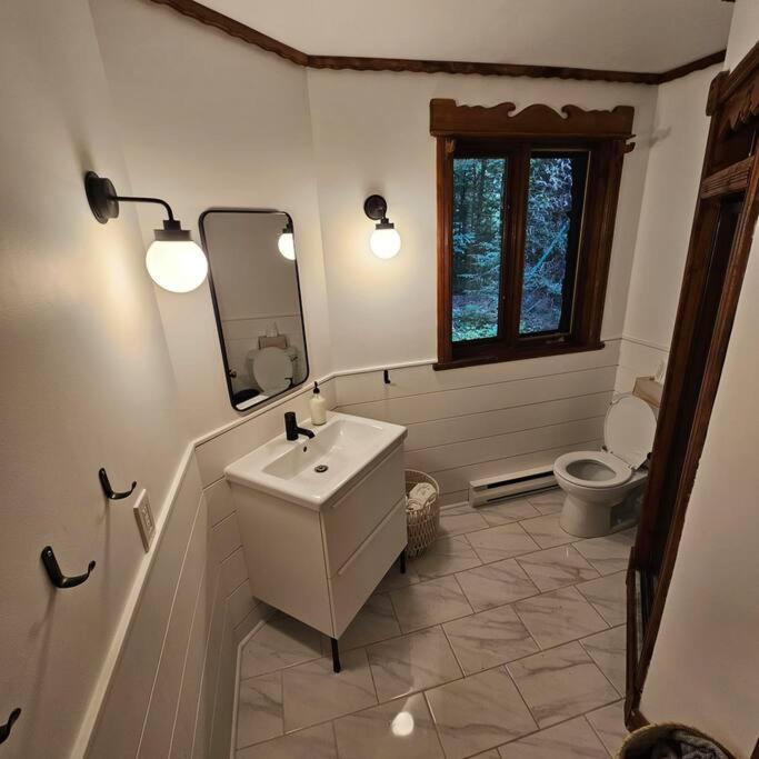 Superbe chalet authentique sur le lac et spa