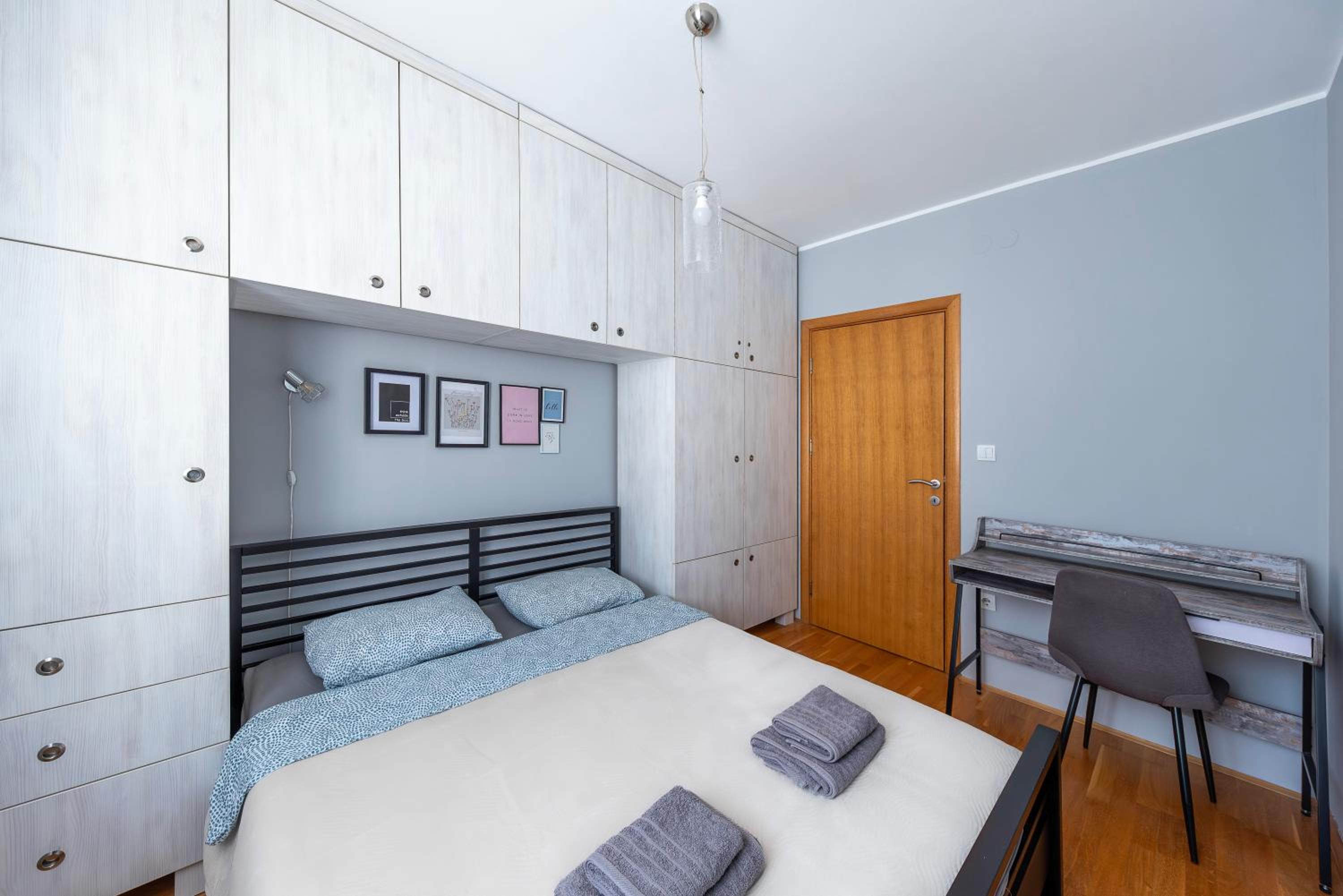 Modern Living Apt - Family - PRIVATE PARKING view 2