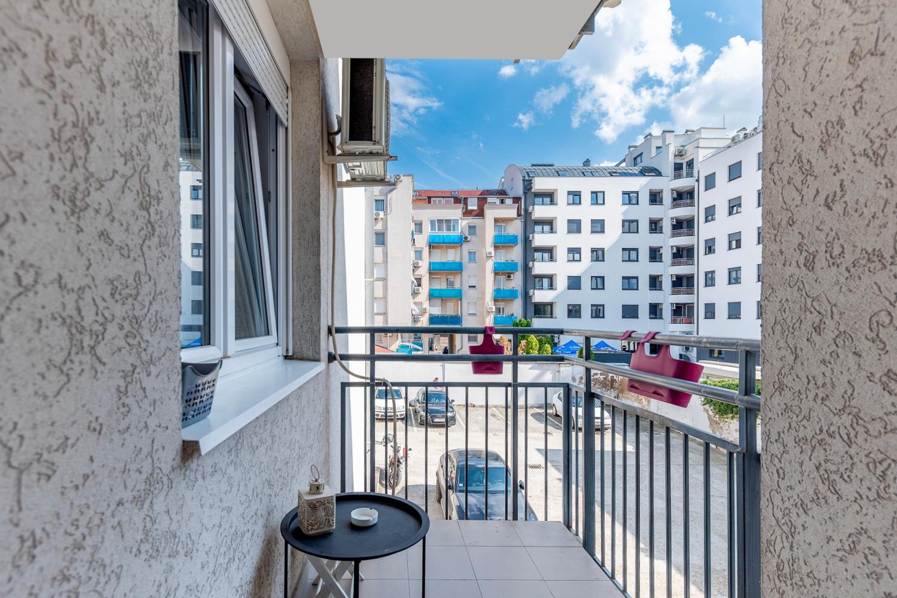 Modern Living Apt - Family - PRIVATE PARKING view 5