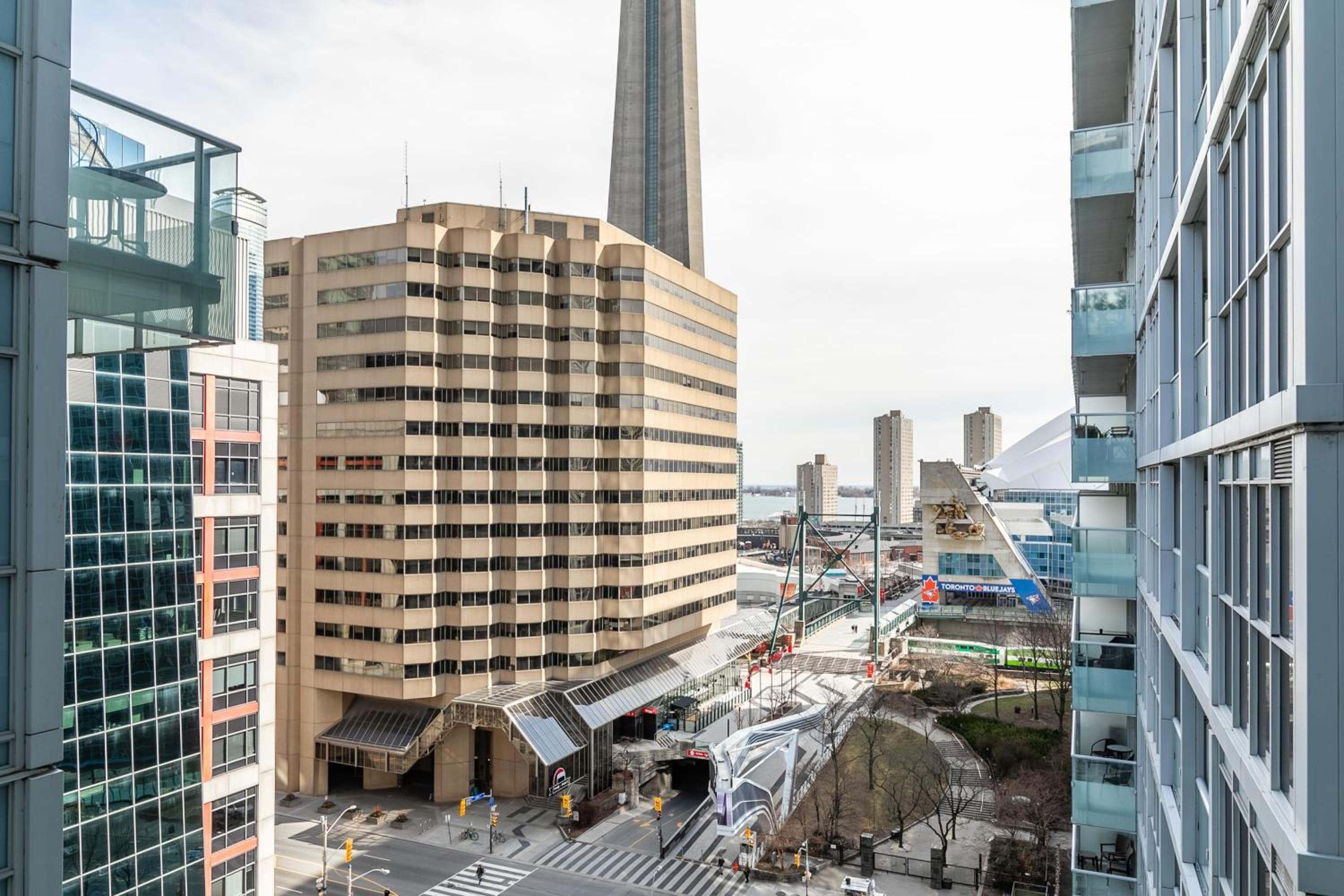 Modern Suite w City Views - Downtown