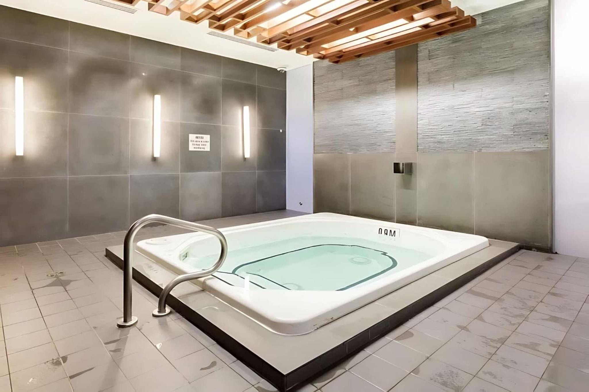 Modern Suite w City Views - Downtown