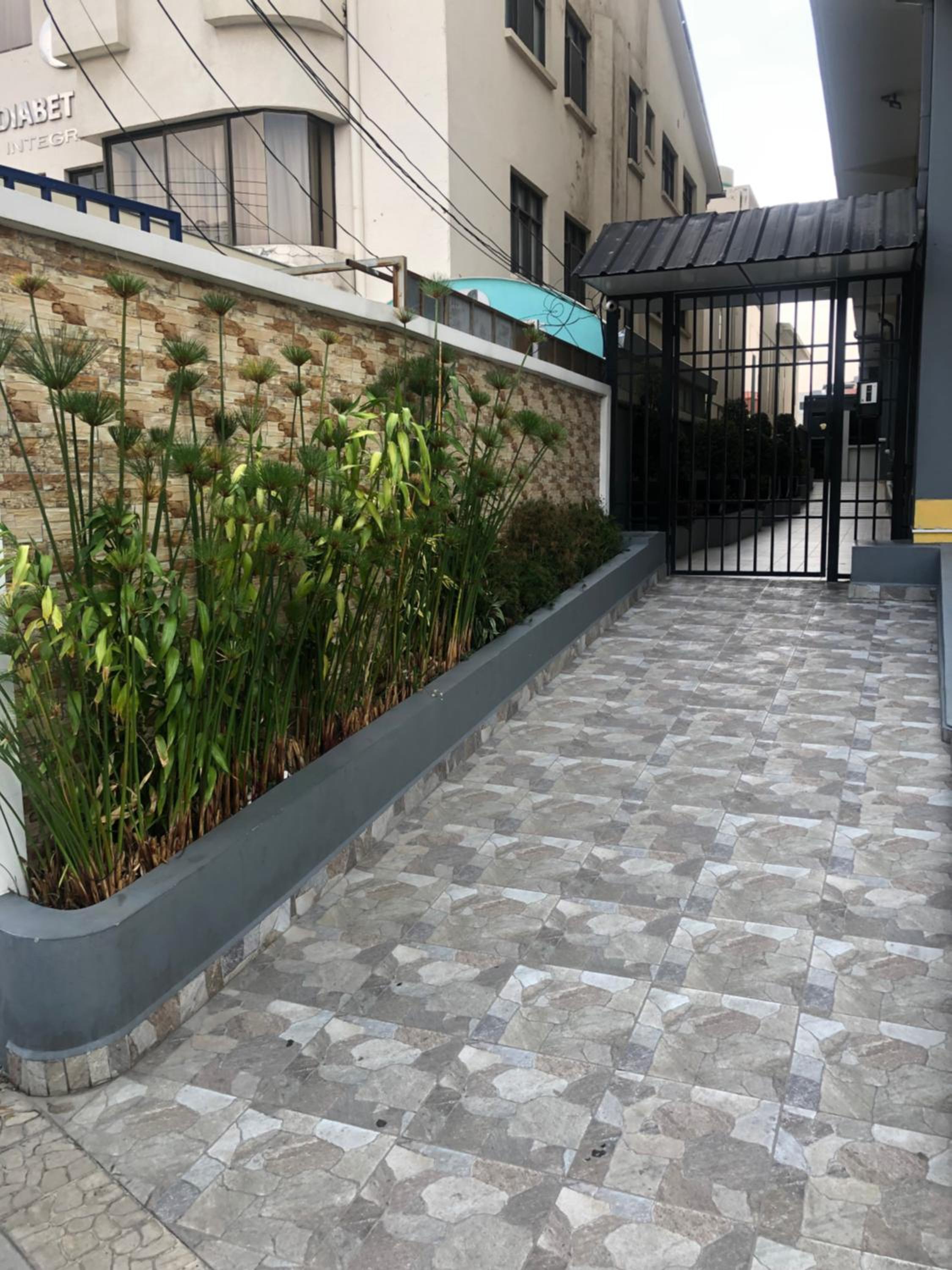 Amplio depto,parqueo,zona exclusiva