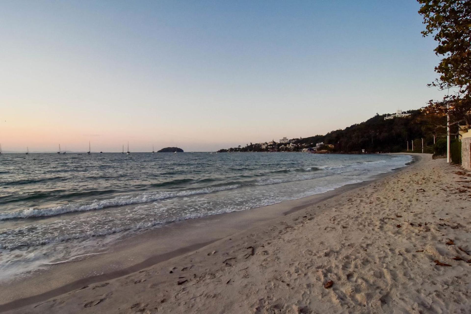 Apto a 350 metros da praia em Jurerê PD1457