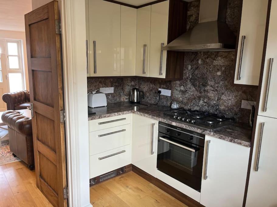 1 Holdan Mews, 1 bed house, free parking, central Witney view 4