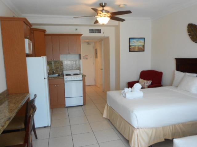 Ocean Front Casablanca Studios with FULL KITCHENS & Beach access By BL Rentals