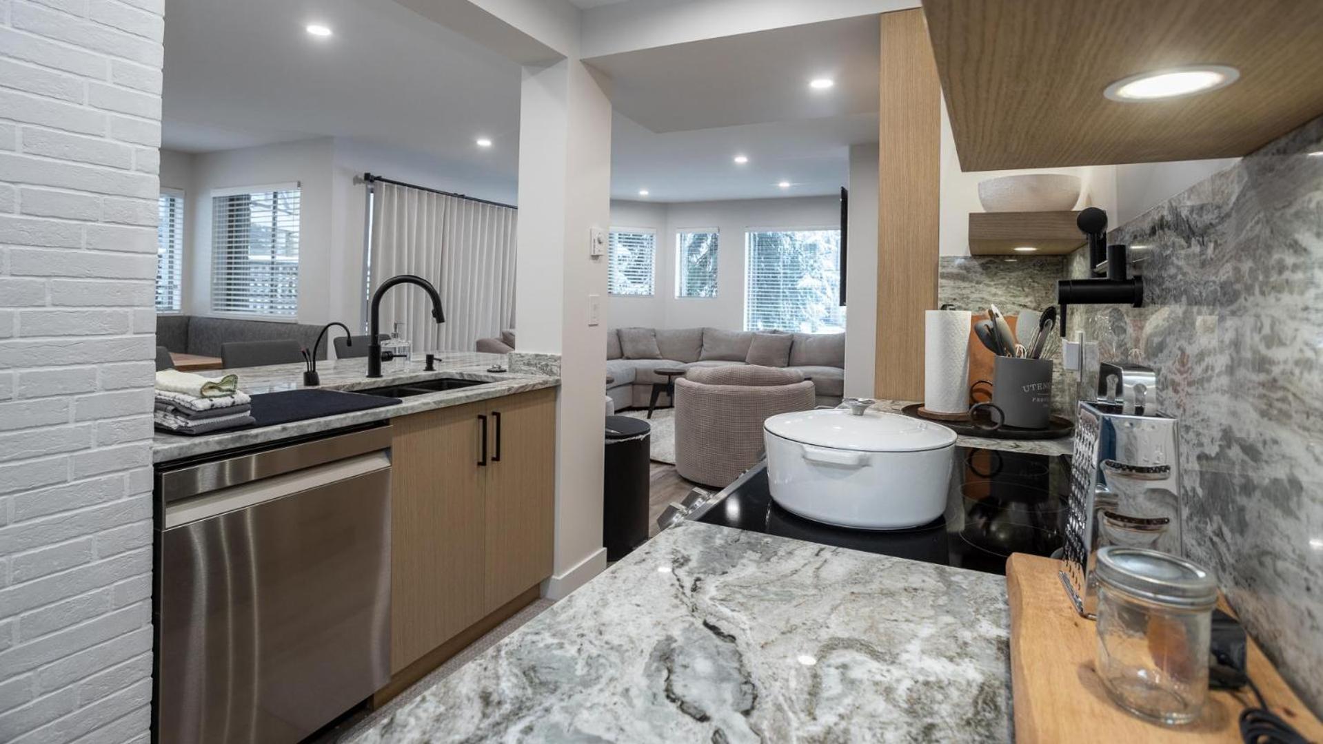 Fantastic Location Spacious 4 Bed, Village Location Shared Hot Tub