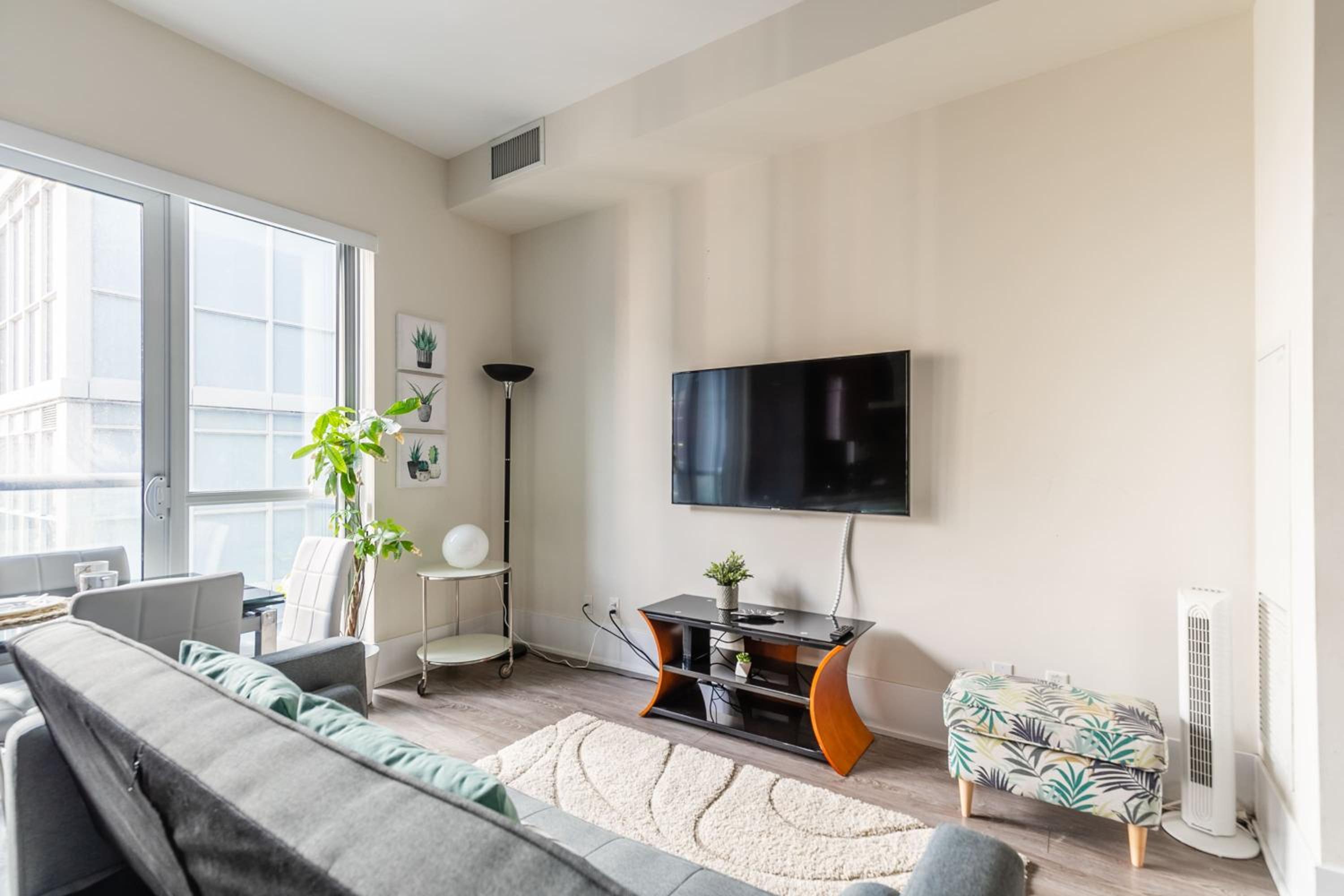 Spacious Condo w Stunning Views of Downtown